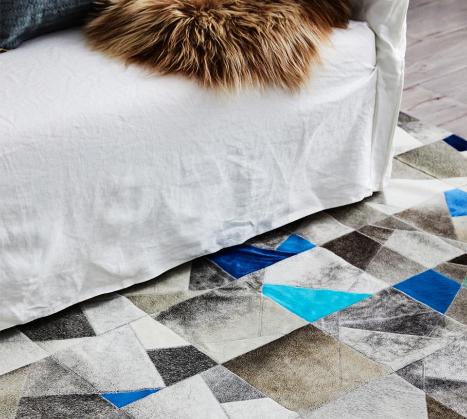 Art Deco Blau Grau Faceta Customizable Cowhide Area Bodenteppich groß (Maschinell gefertigt) im Angebot