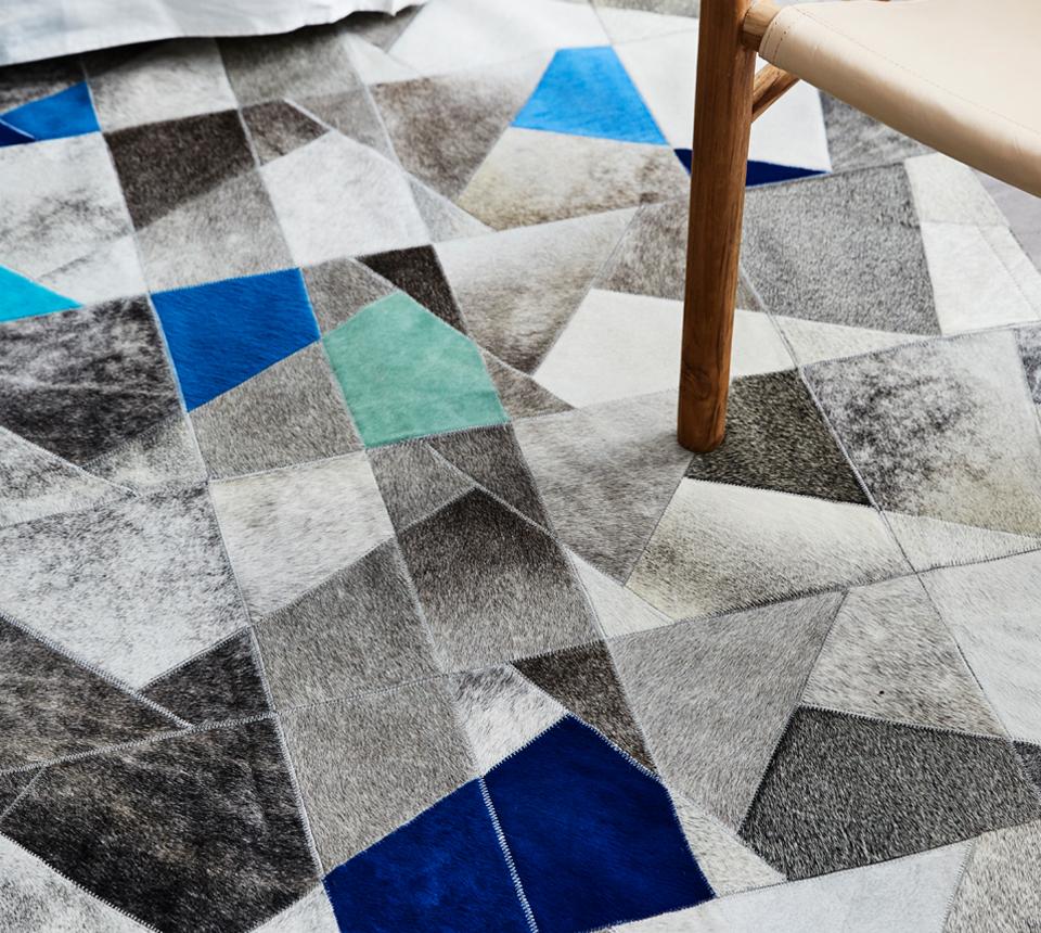 Pakistanais Tapis de sol Art Déco Faceta en cuir de vache bleu et gris, personnalisable, X-Large en vente