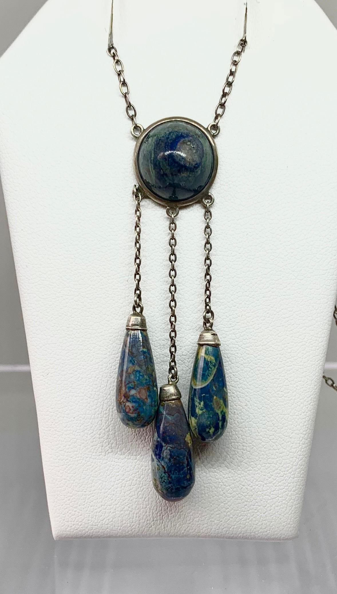 THIS IS A STUNNING ANTIQUE EDWARDIAN - ART DECO NEGLIGEE PENDANT DROP NECKLACE SET WITH GORGEOUS BLUE JASPER CABOCHONS AND PENDANTS IN SILVER DATING TO CIRCA 1910.
This is a stunning Art Deco - Edwardian necklace.  The wonderful blue jasper cabochon