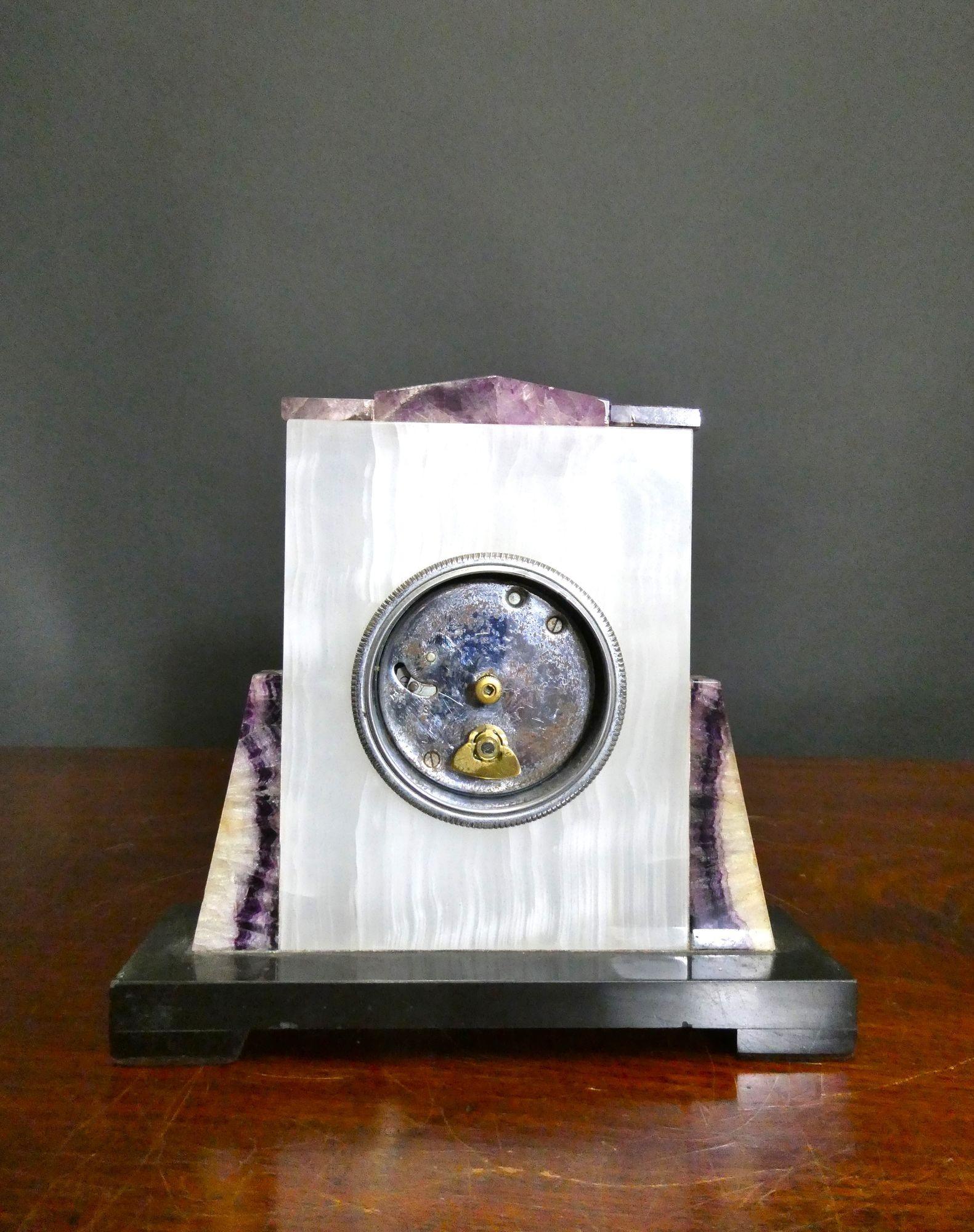 Début du 20ème siècle Pendule de cheminée Art déco Blue-John en vente