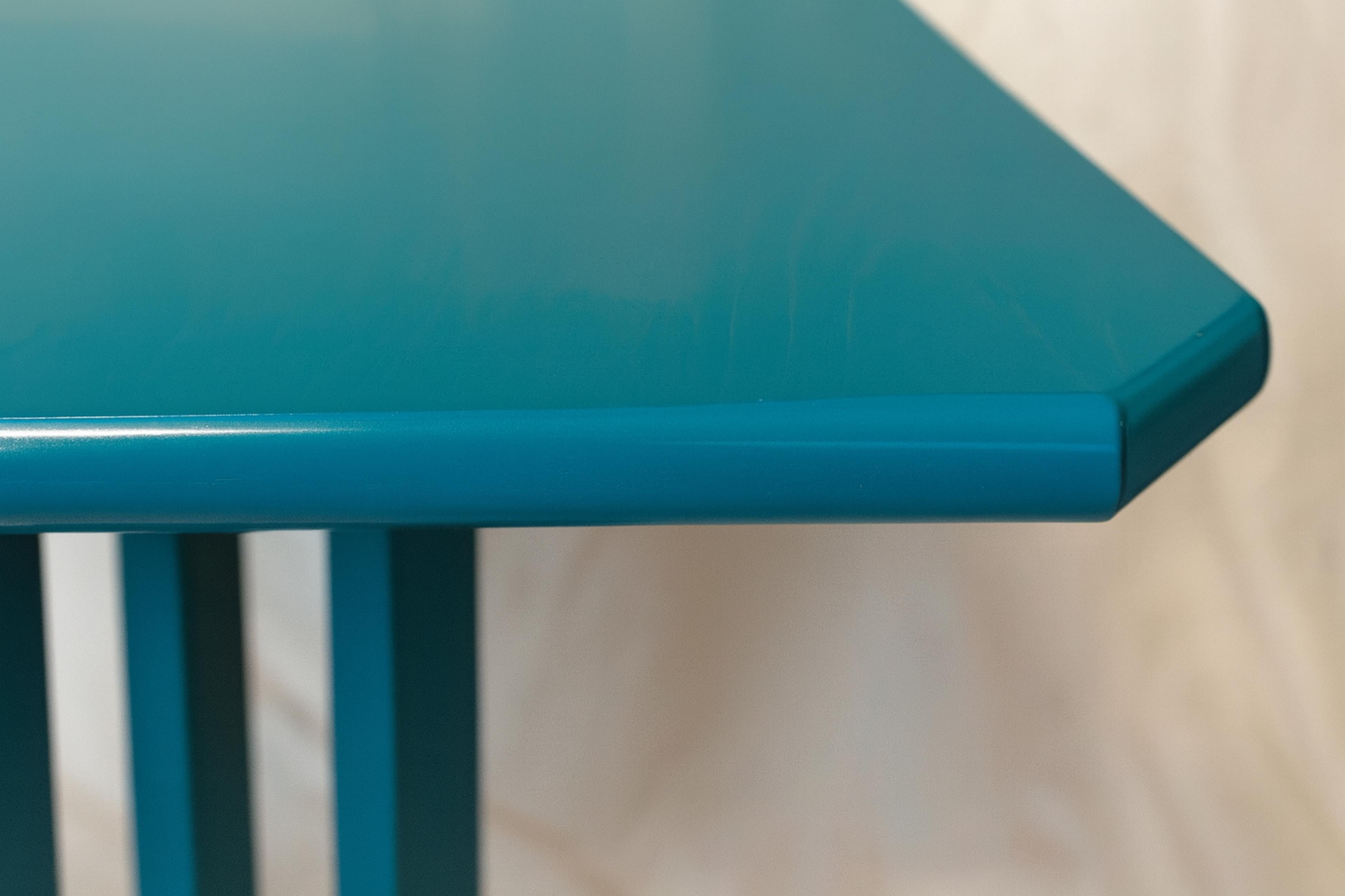 Francese Tavolo da caffè bistrot in noce Art Deco Blue Peacock Color, 20° secolo in vendita