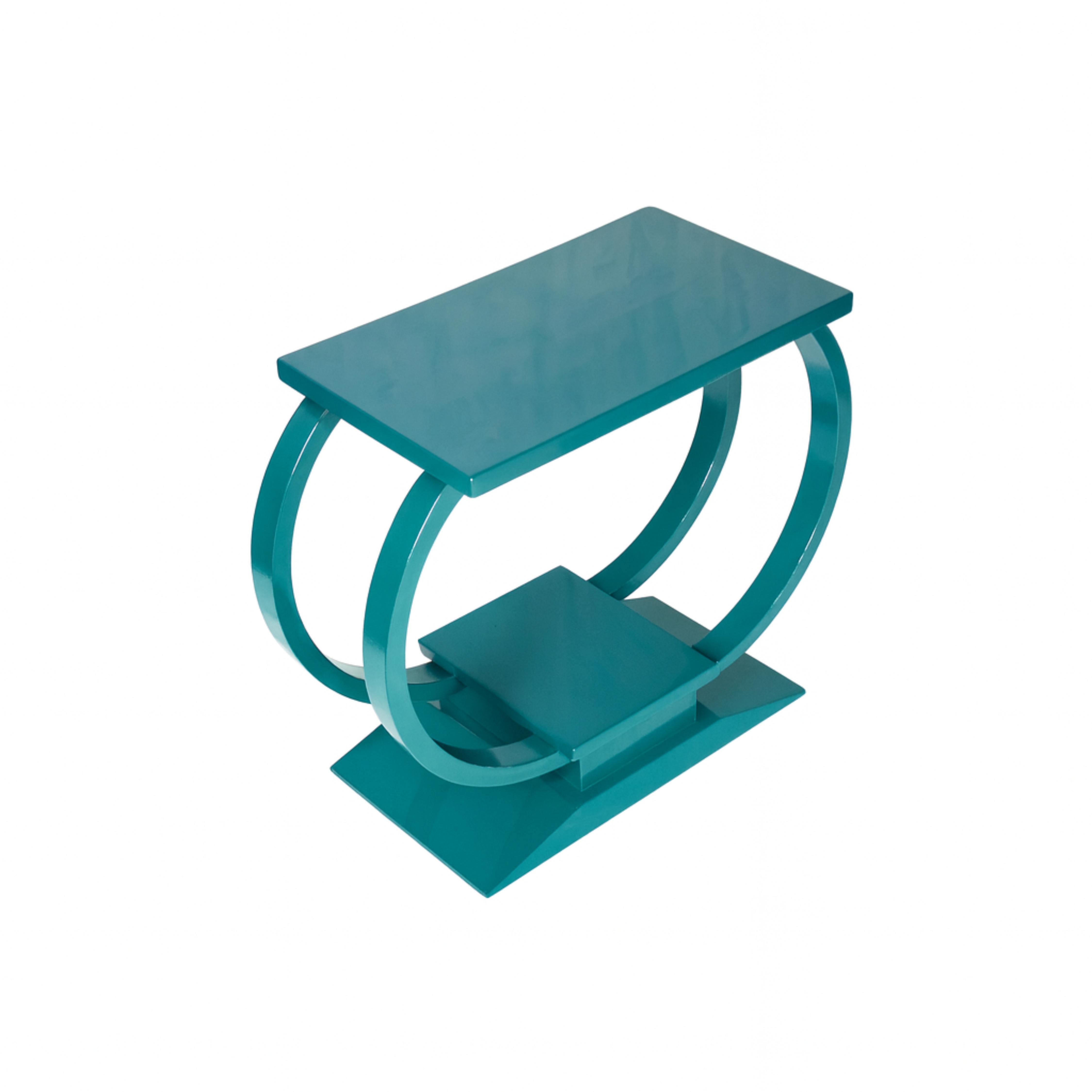 Una consola / recibidor Art Déco de pavo real azul  / mesa auxiliar con diseño de doble arco. Una pieza de diseño poco común, perfecta para los entusiastas del Art Déco, ideal para añadir carácter a la decoración clásica o maximalista.

Ten en