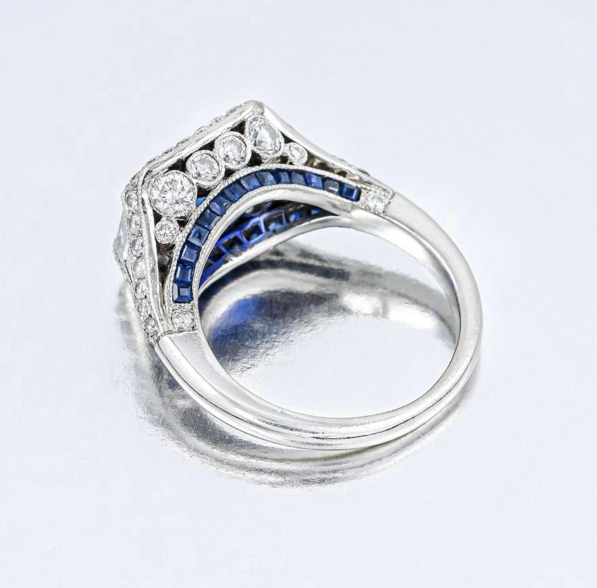 Bague de fiançailles Art déco en saphir bleu et diamant, certifiée AGL. Excellent état - En vente à New York, NY