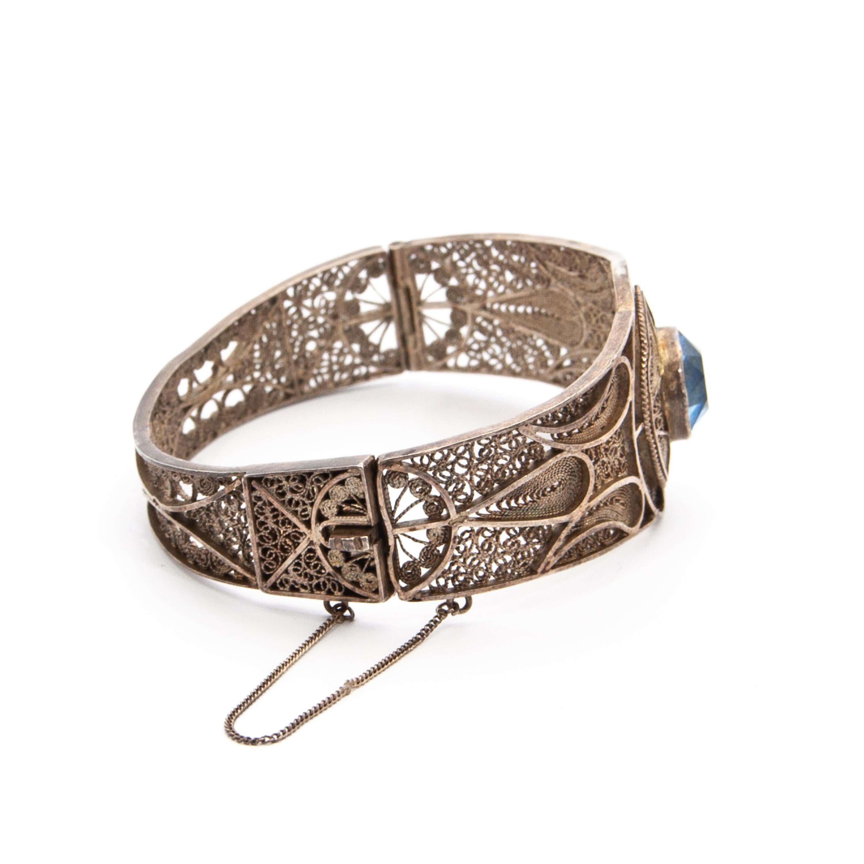 Art Nouveau Style Silver Blue Stone Filigree Hinged Bracelet In Fair Condition For Sale In Rotterdam, NL