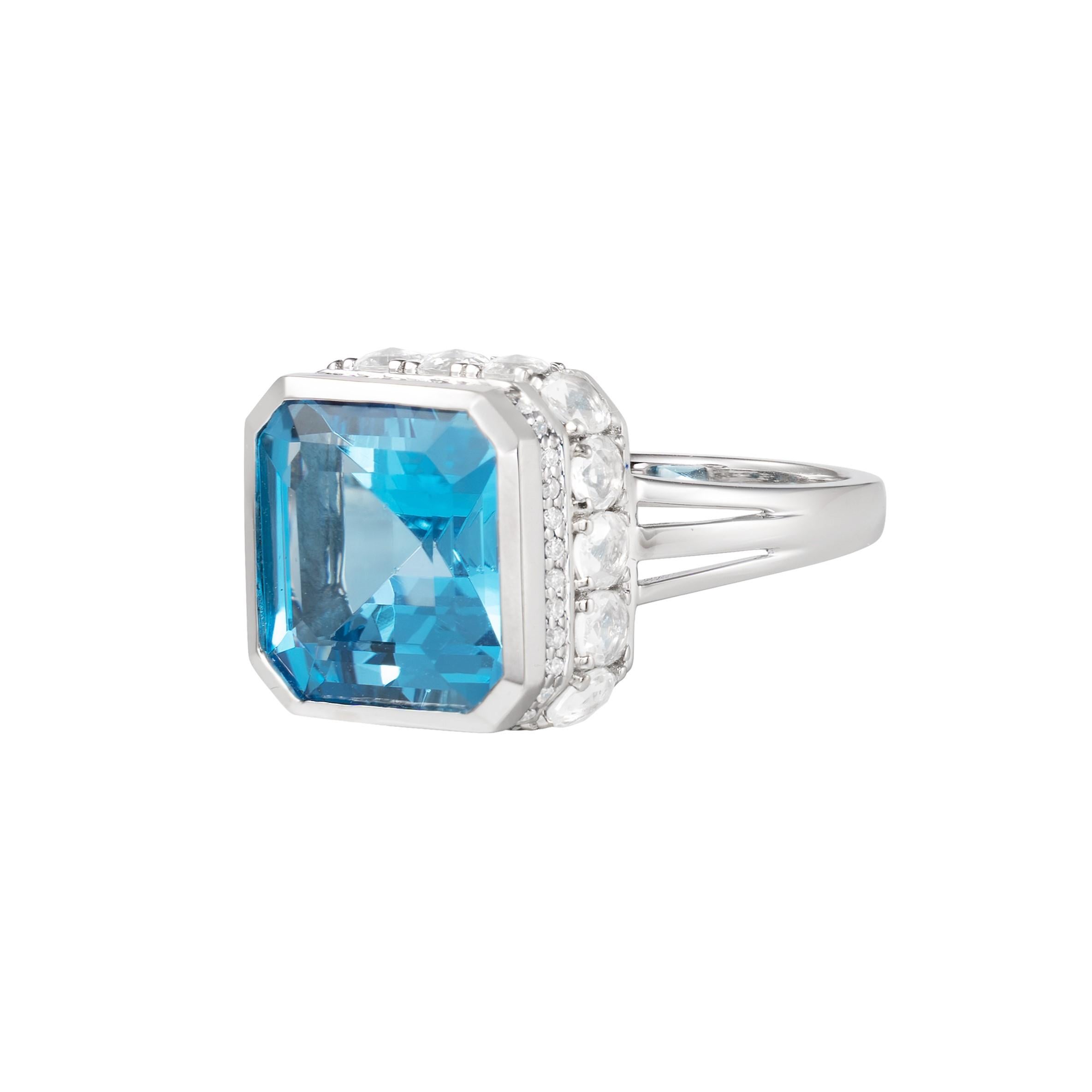 Taille octogone Bague Art déco en or blanc 18 carats avec topaze bleue, topaze blanche et diamants en vente