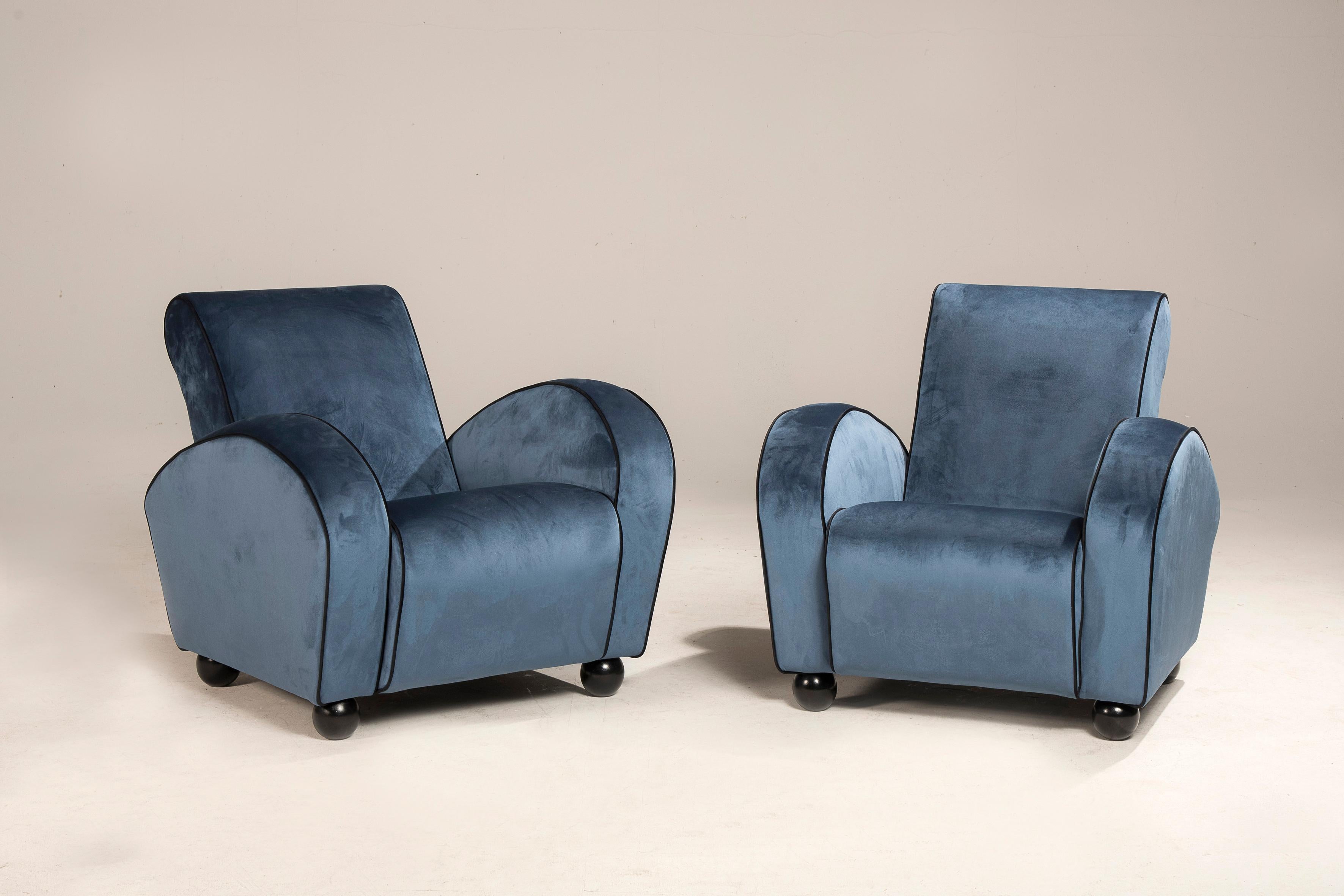 Pair of Art Deco armchairs in blue velvet with black borders.
The armchairs have been reupholstered with hand-tailored finishes.

Measurements: L. CM 80 x D. CM 80 x H. CM 83 - seat height 42 cm

The price refers to the pair.
