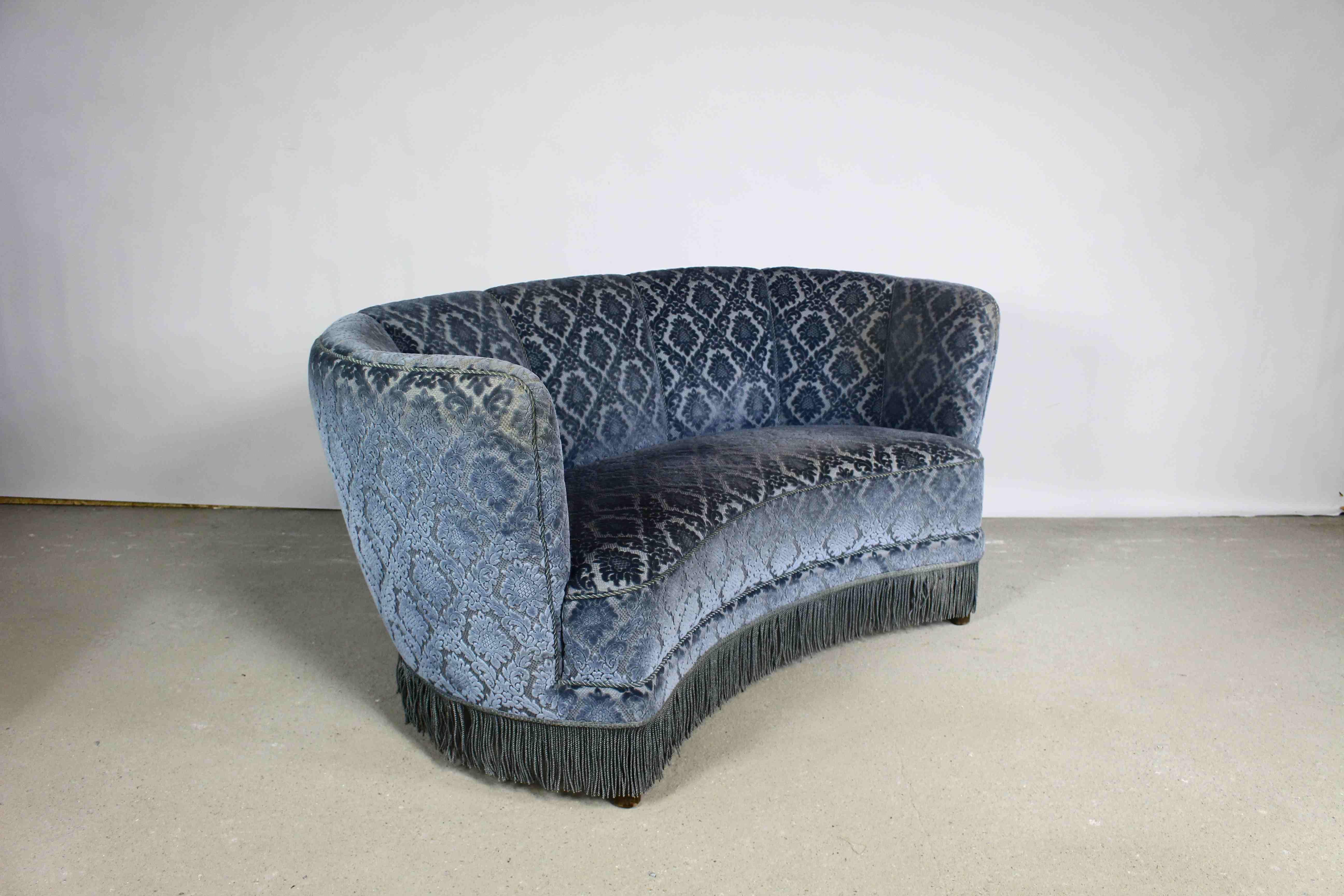 Art déco-Sofa aus blauem Samt in Bananenform, Dänemark 1950er Jahre (Moderne der Mitte des Jahrhunderts) im Angebot