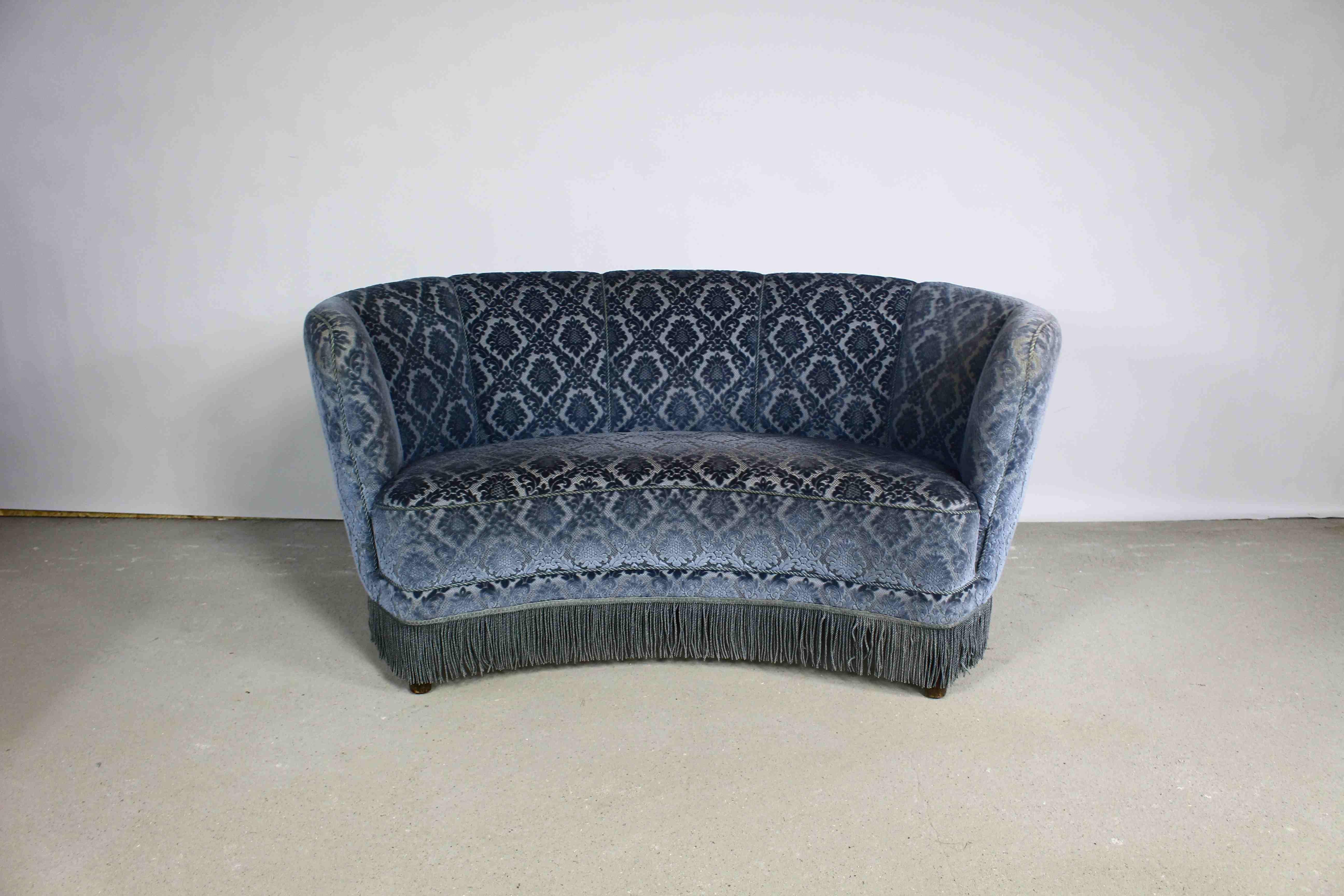 Art déco-Sofa aus blauem Samt in Bananenform, Dänemark 1950er Jahre (Dänisch) im Angebot