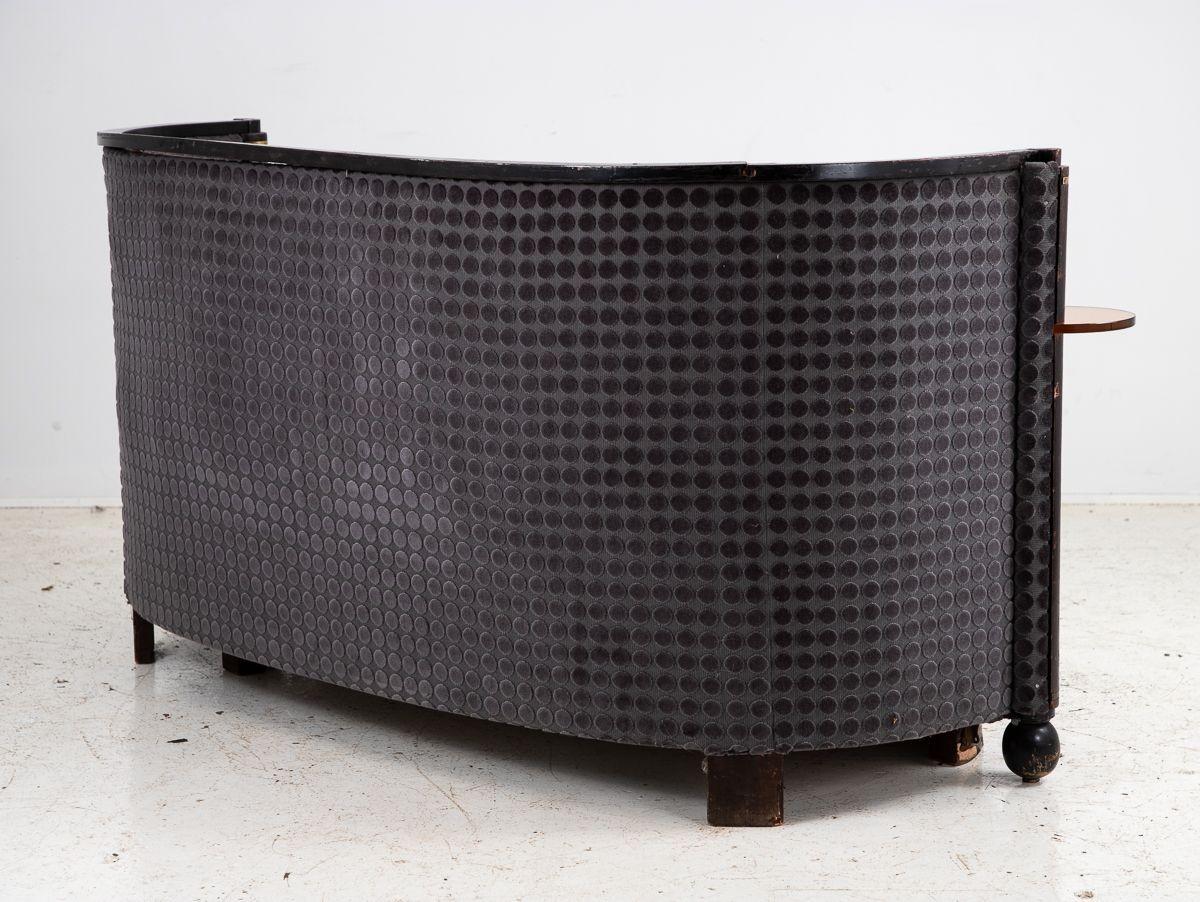Canapé Art déco en velours bleu avec tables à boire en lucite attachées, France, années 1930 en vente 5