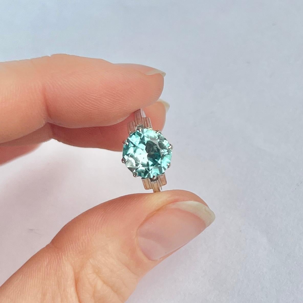 Taglio antico europeo Anello solitario Art Deco con zircone blu in oro bianco da 18 carati in vendita