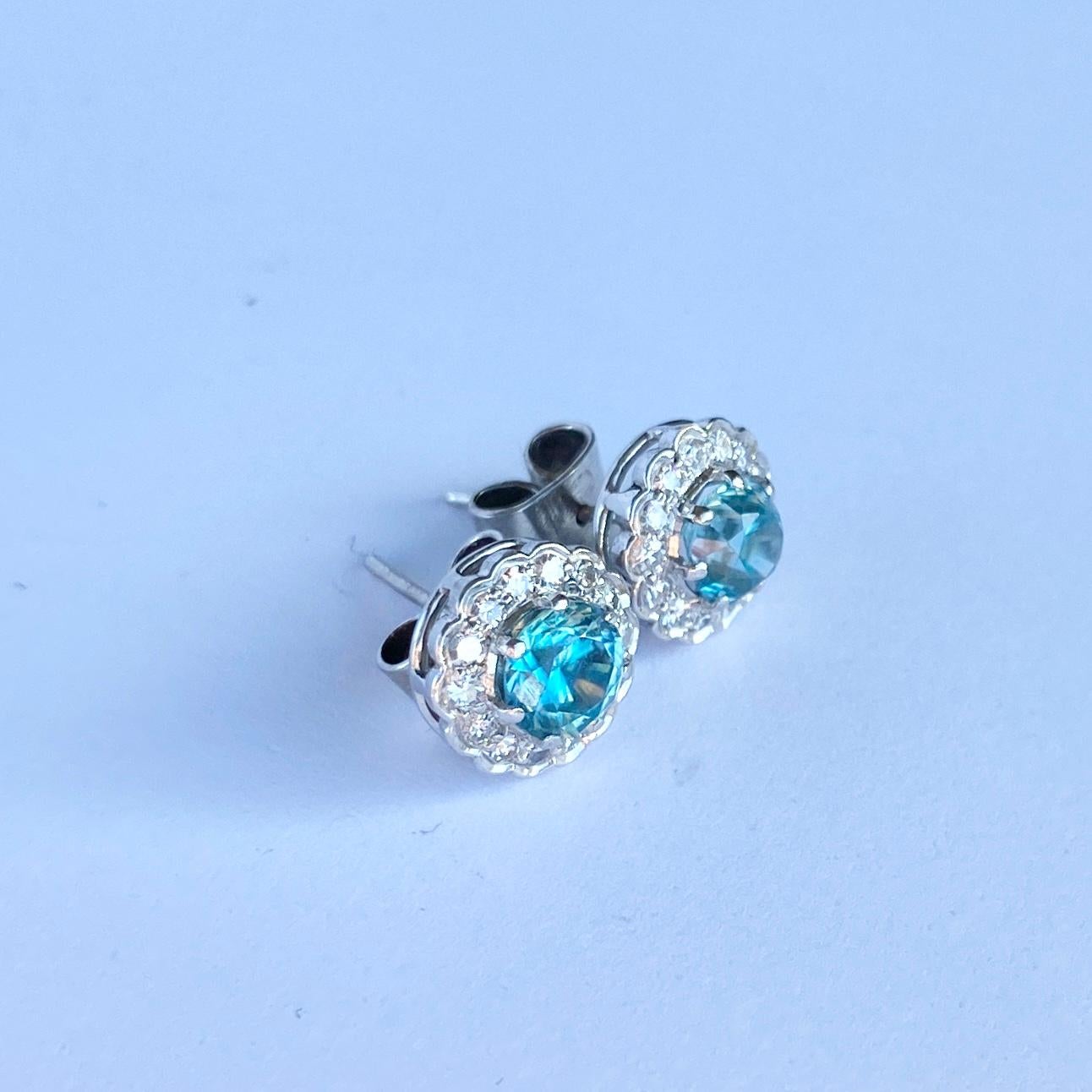 Round Cut Art Deco Blue Zircon and Diamond 18 Carat White Gold Cluster Stud Earrings For Sale