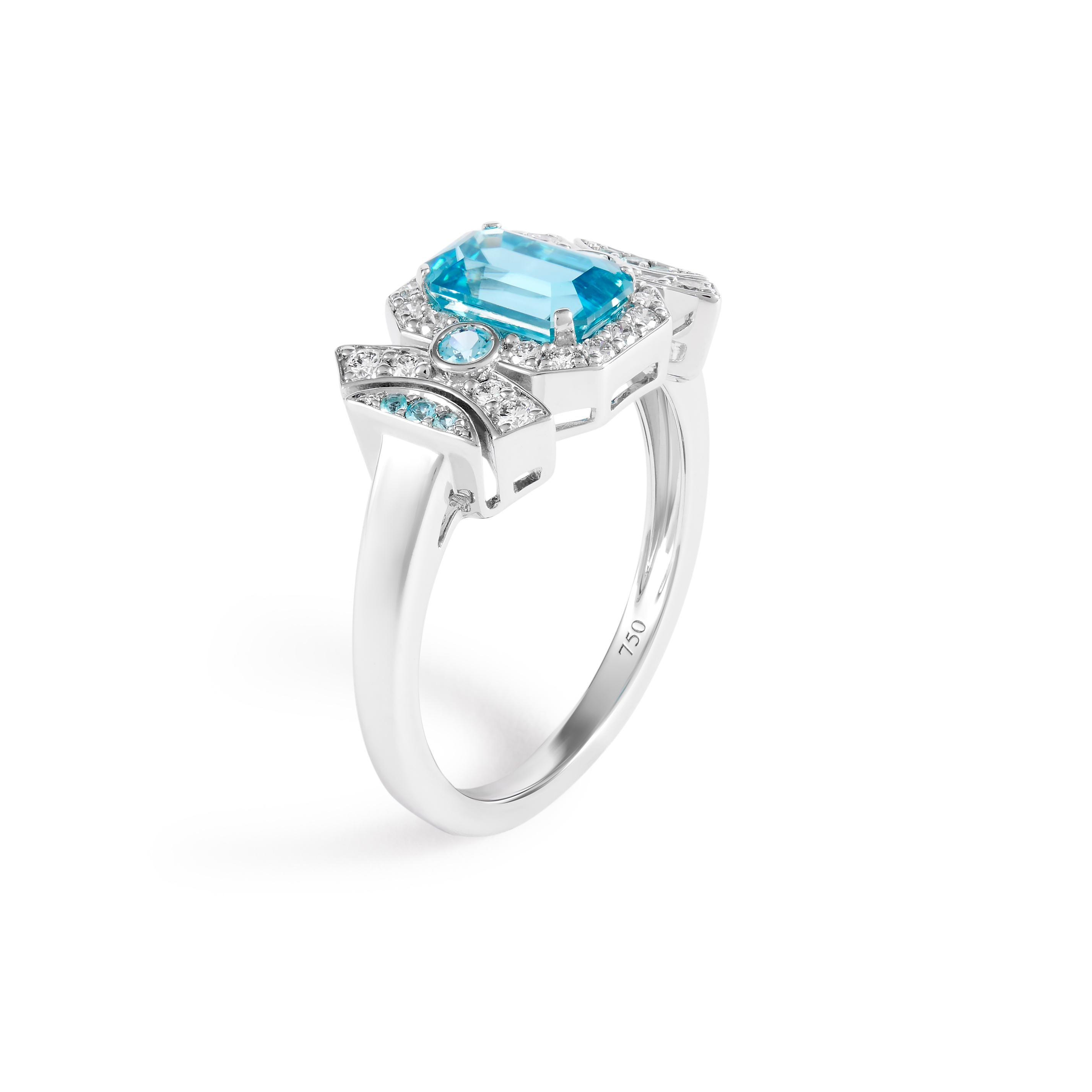 Anello Art Deco con 1,96 carati di zircone blu della Cambogia, 0,10 carati di tormaline Paraiba e 0,25 carati di diamanti incastonati in oro bianco 18 carati. 

L'Anello Azur mette in risalto un ipnotico zircone blu taglio smeraldo proveniente dalla