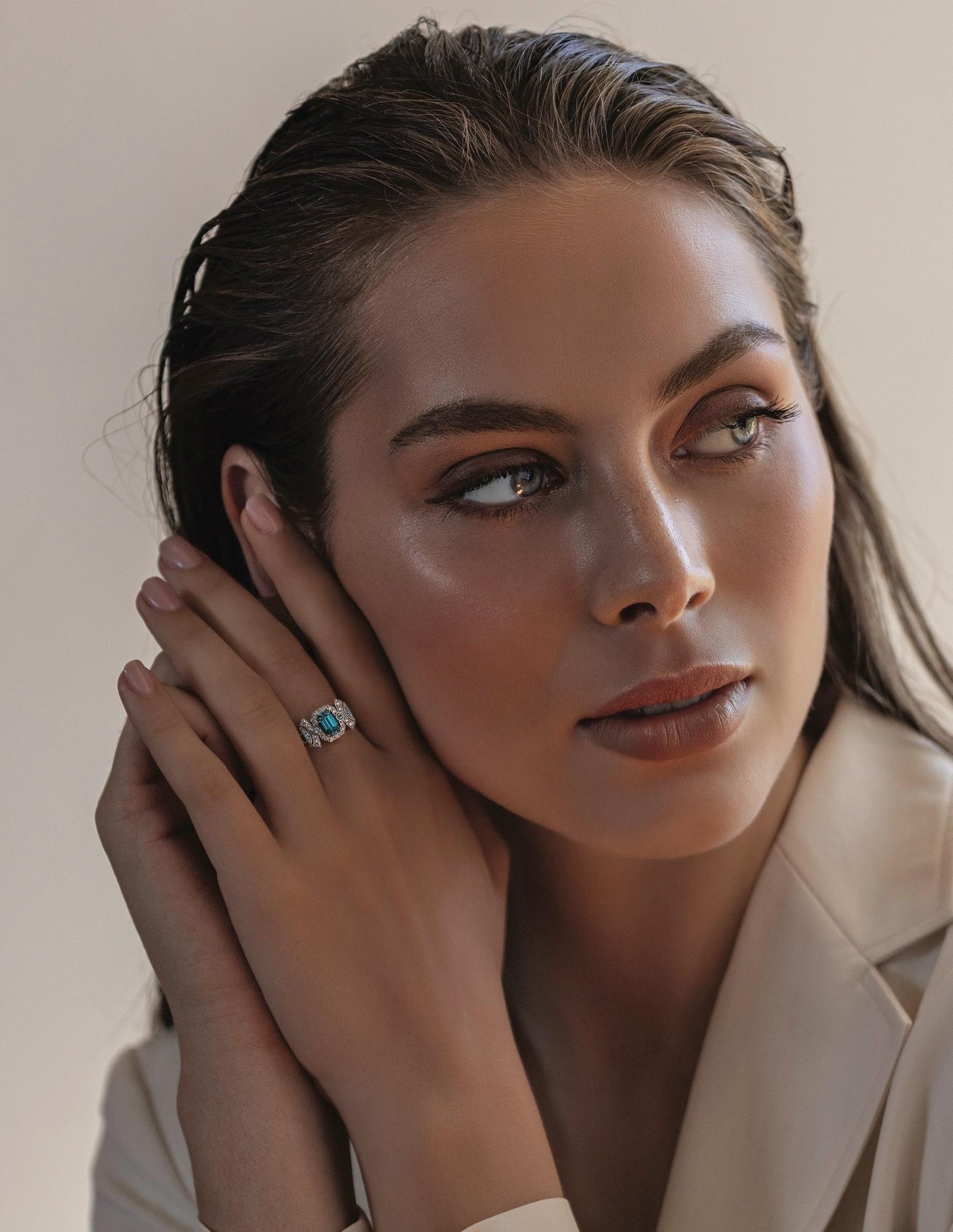 Art Déco Anello Art Deco con zircone blu Paraiba e diamanti in oro bianco 18 carati in vendita