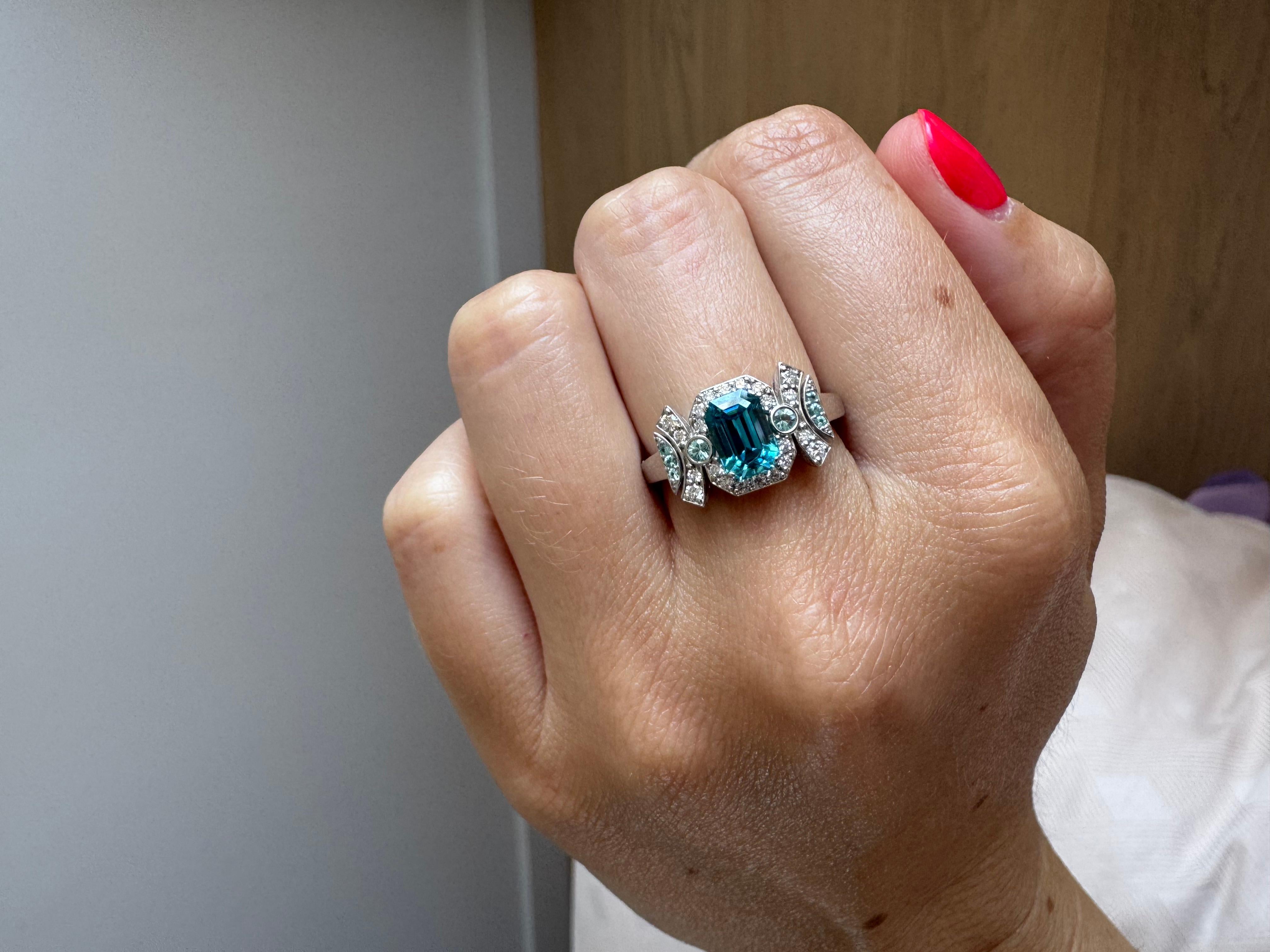 Taglio smeraldo Anello Art Deco con zircone blu Paraiba e diamanti in oro bianco 18 carati in vendita