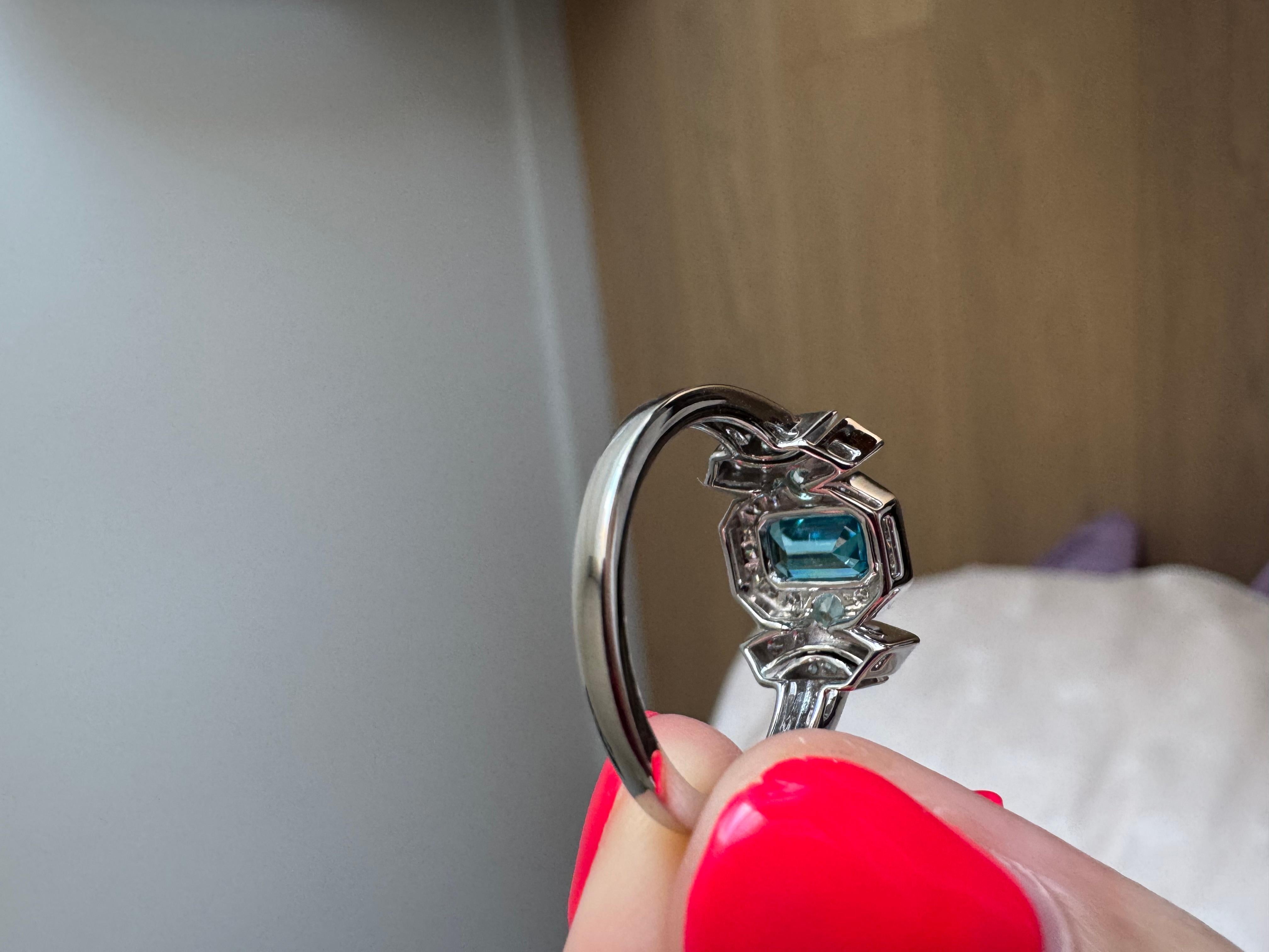 Anello Art Deco con zircone blu Paraiba e diamanti in oro bianco 18 carati In condizioni Nuovo in vendita a Los Angeles, US