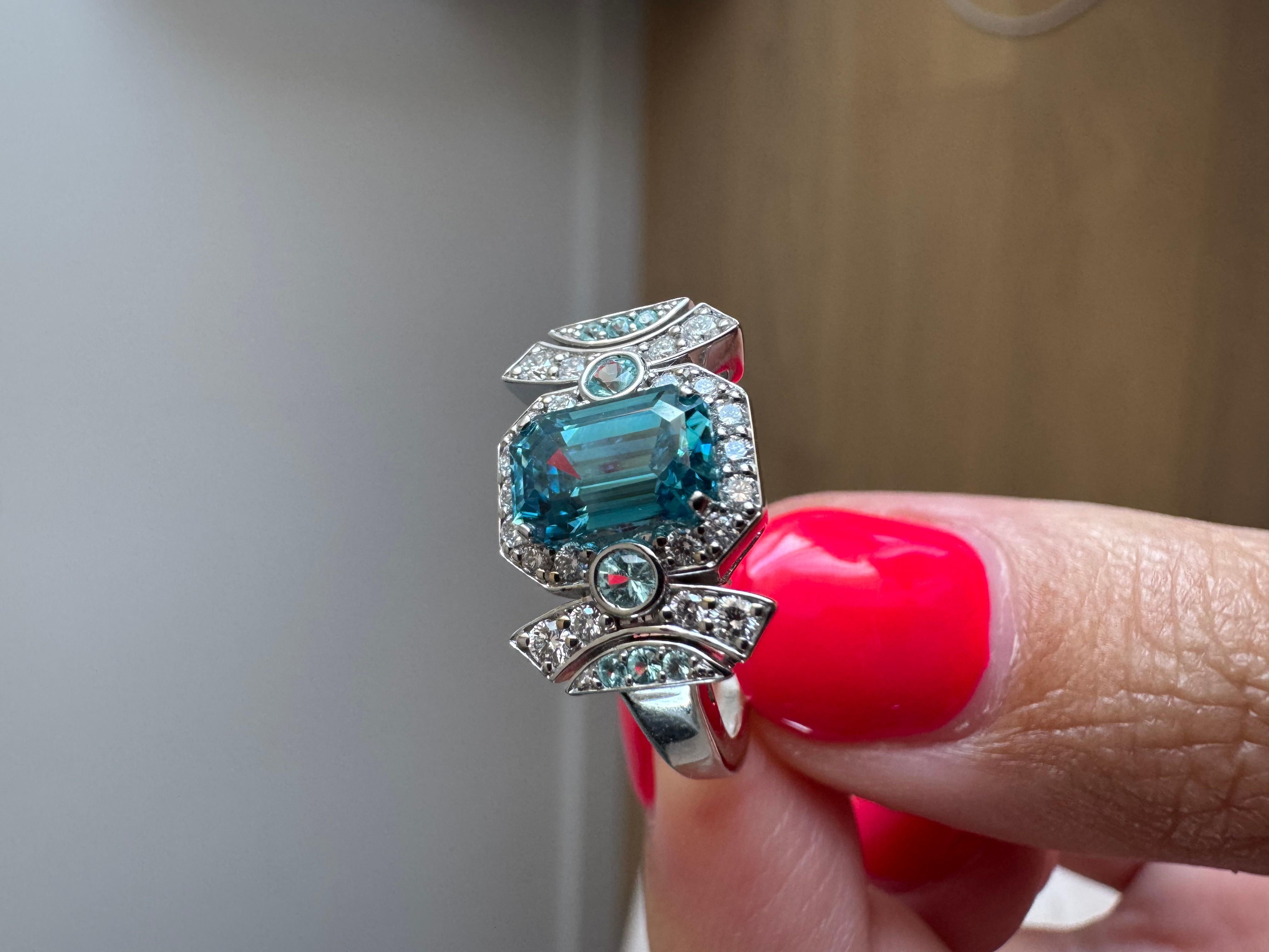 Anello Art Deco con zircone blu Paraiba e diamanti in oro bianco 18 carati in vendita 2