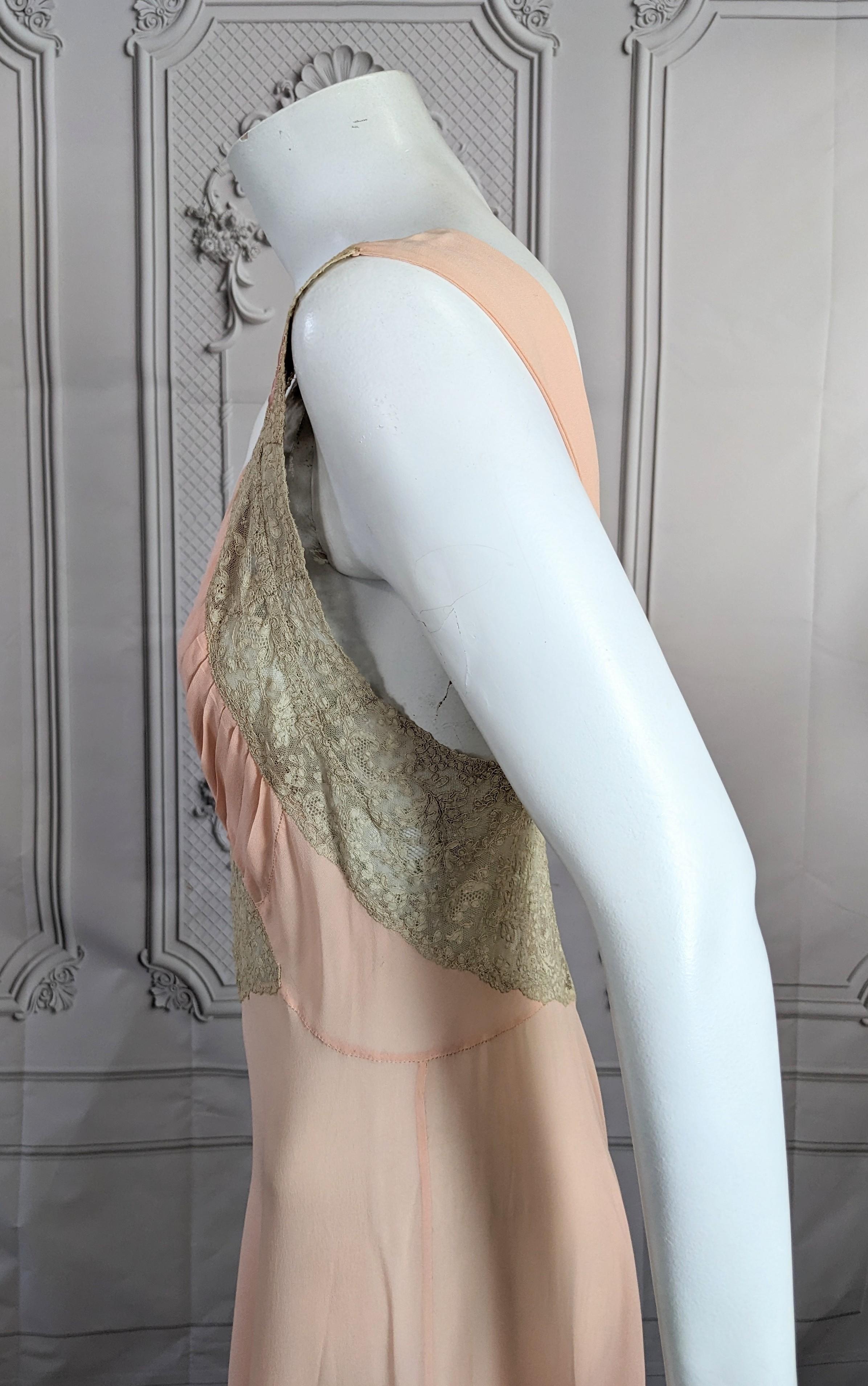  Art Deco Kleid aus rosa Seidenkrepp, Chiffon und Spitze in Rosa, Art déco  im Angebot 4