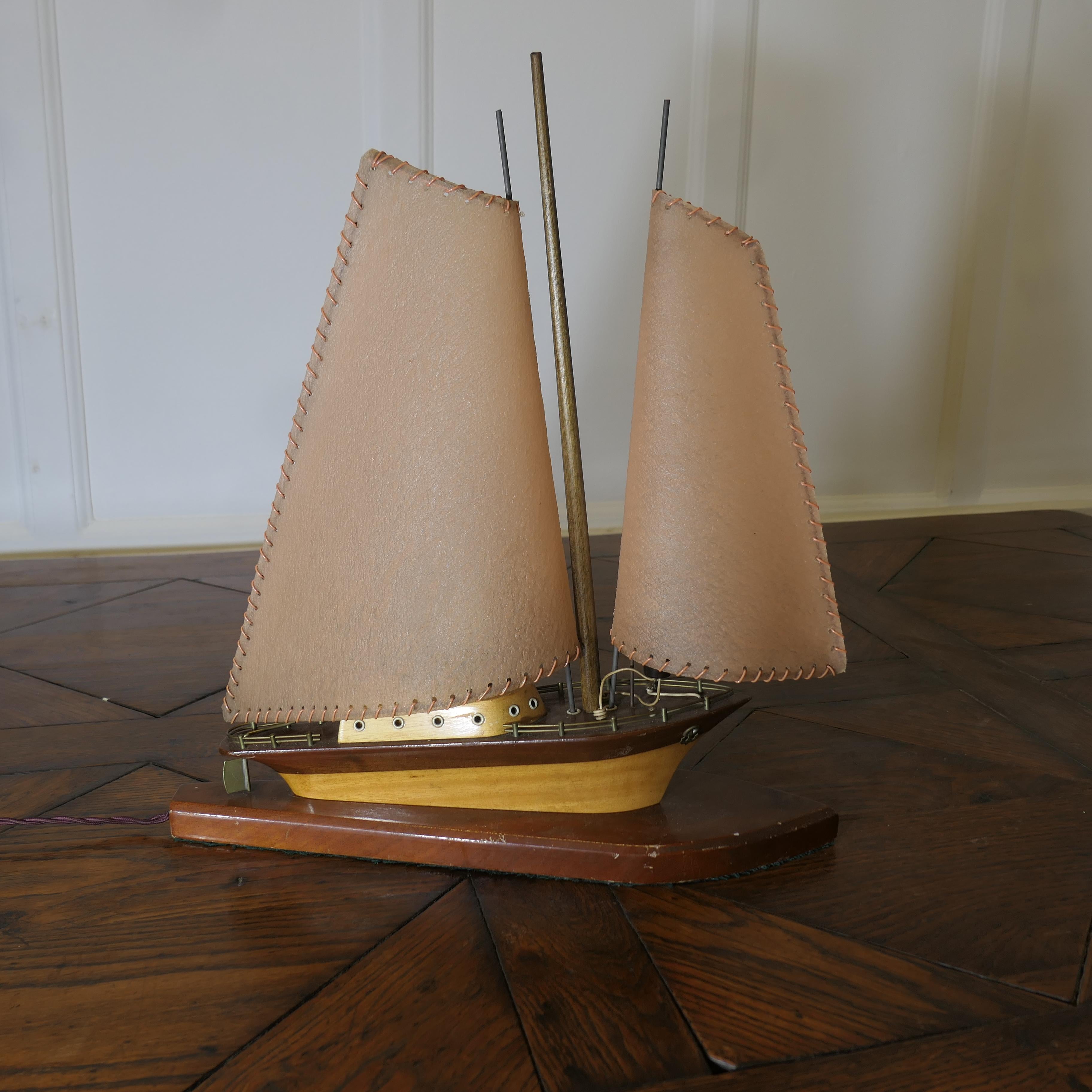 Lampe de table Art Déco Modèle Yacht

Une pièce vraiment amusante, en bon état, qui fonctionne et qui est prête pour Condit.
Les lampes de ce type étaient très recherchées et il est rare d'en trouver une en aussi bon état
Le yacht mesure 19