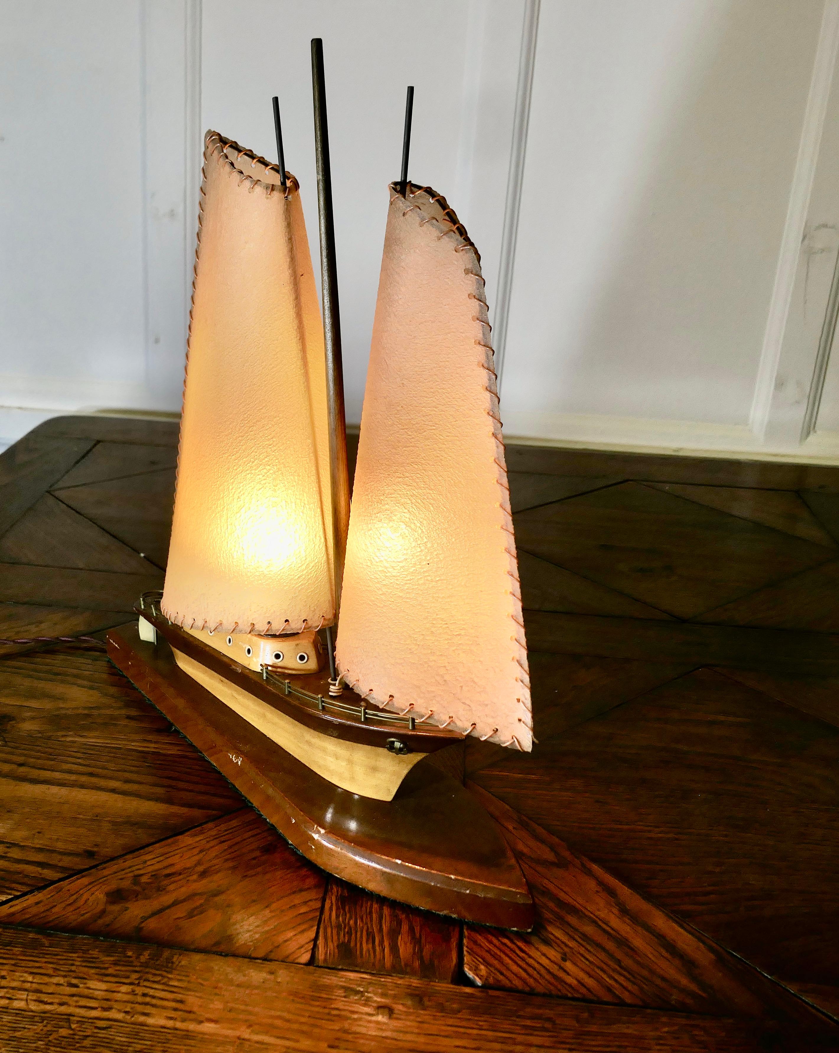 Lampe de table Art Déco Modèle Yacht  Une pièce vraiment amusante Bon état - En vente à Godshill, Isle of Wight