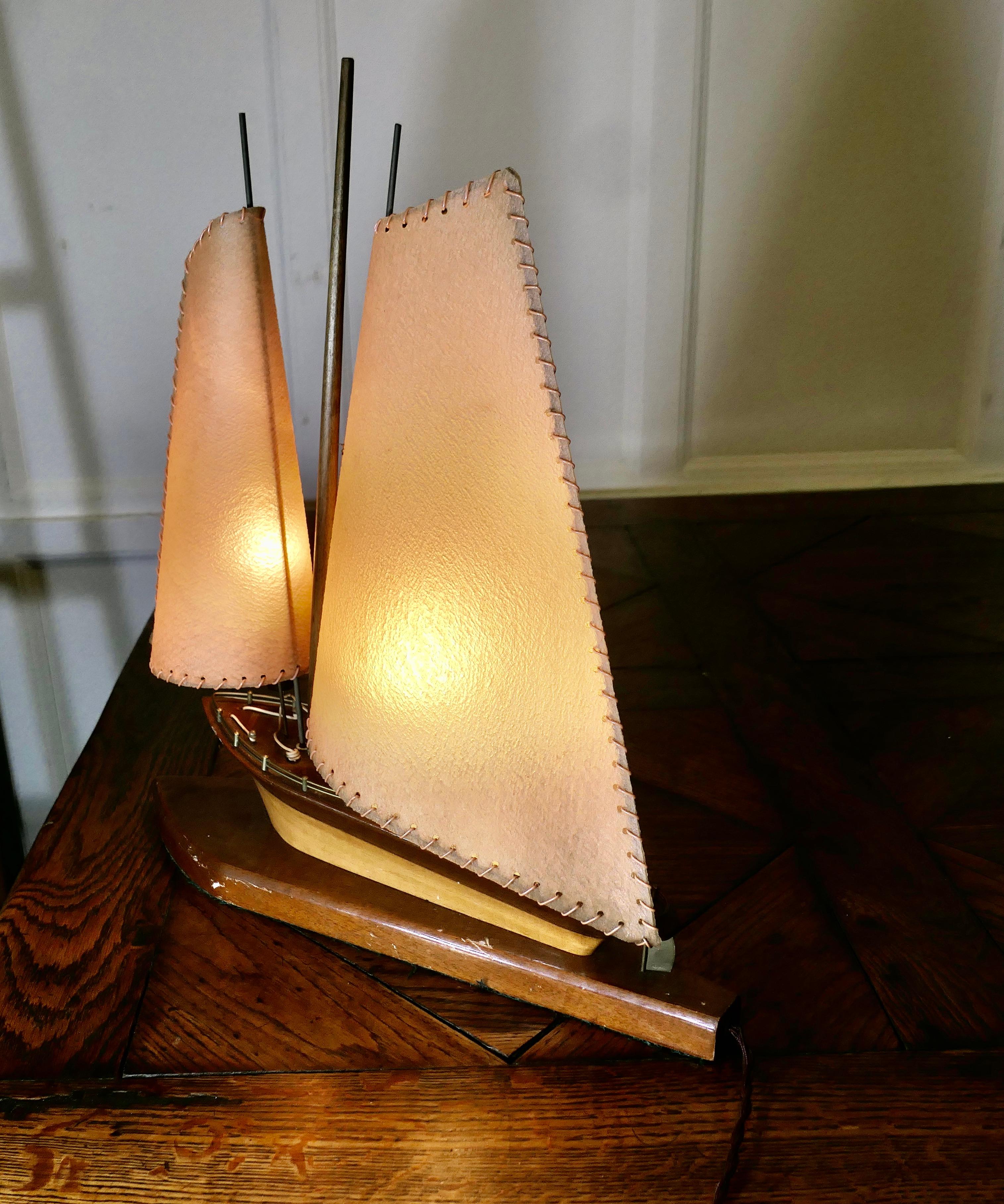 Milieu du XXe siècle Lampe de table Art Déco Modèle Yacht  Une pièce vraiment amusante en vente