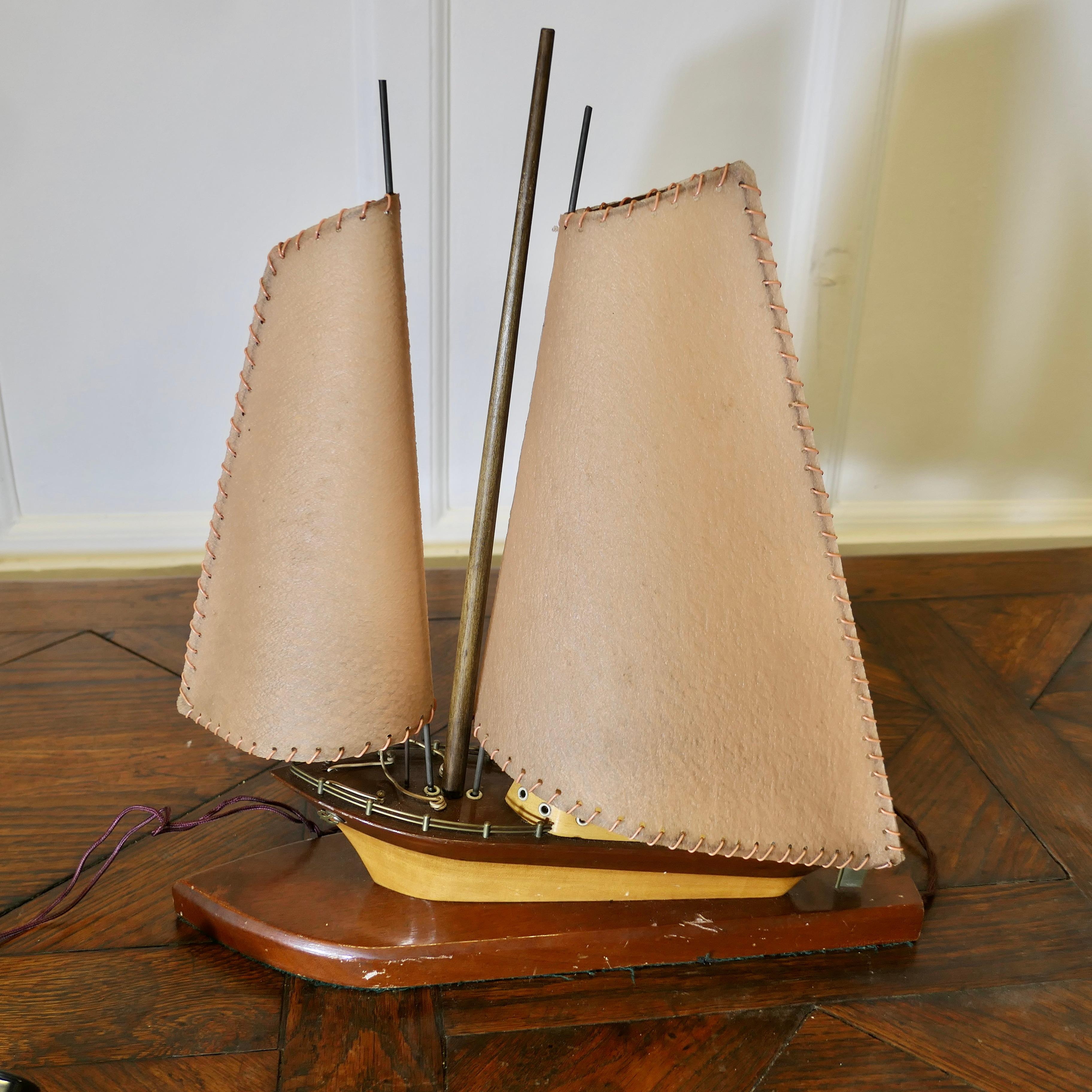 Fruitiers Lampe de table Art Déco Modèle Yacht  Une pièce vraiment amusante en vente