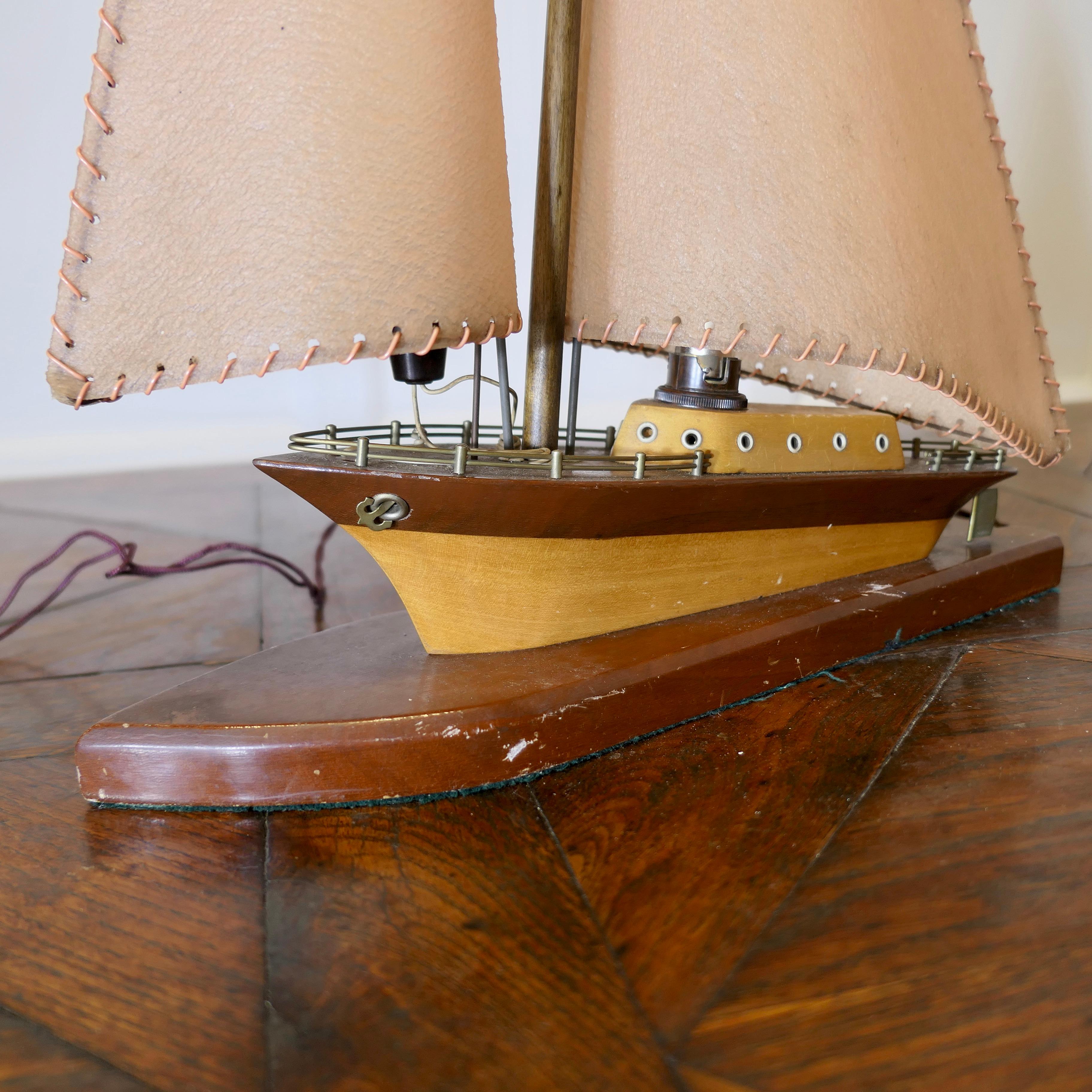 Lampe de table Art Déco Modèle Yacht  Une pièce vraiment amusante en vente 1