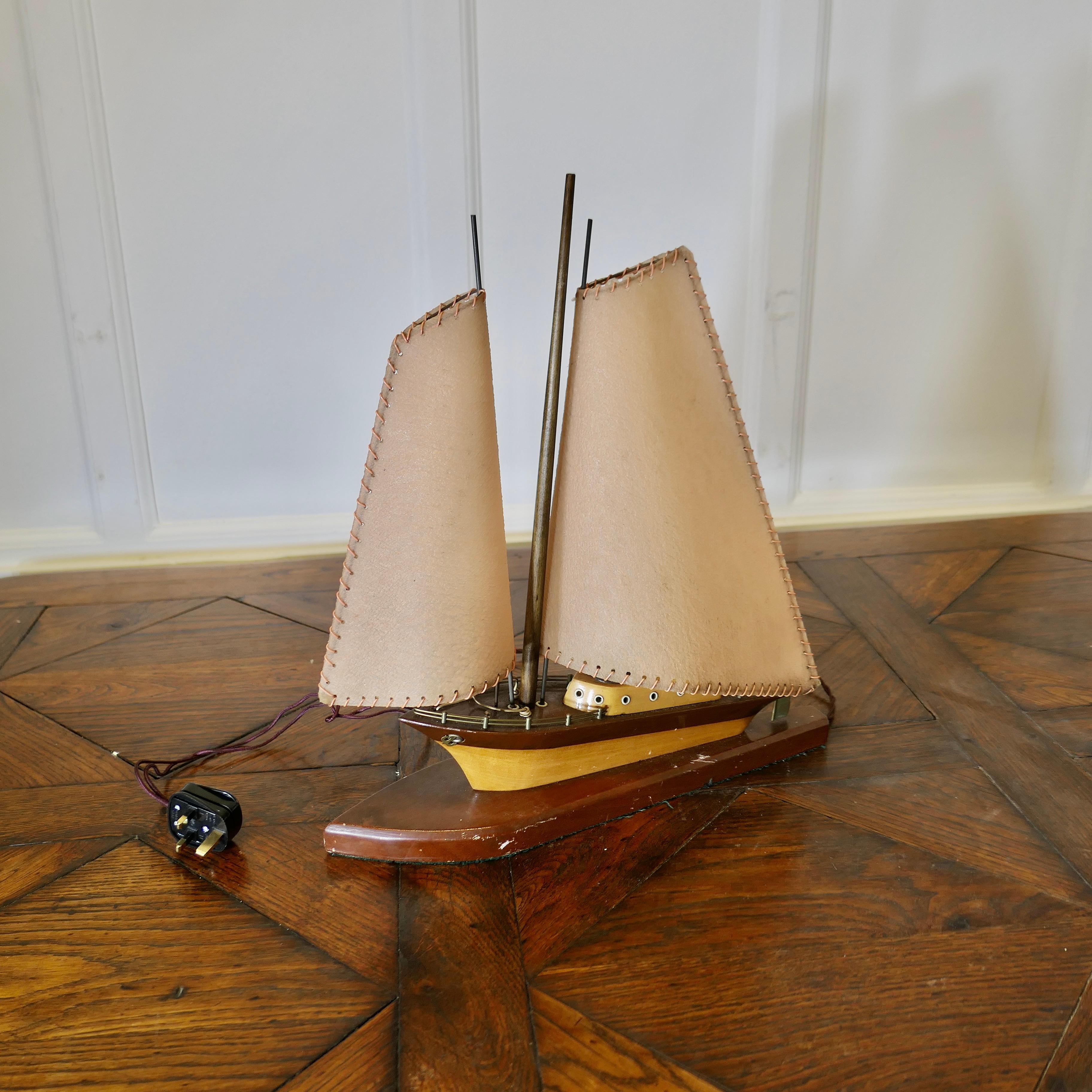 Lampe de table Art Déco Modèle Yacht  Une pièce vraiment amusante en vente 2