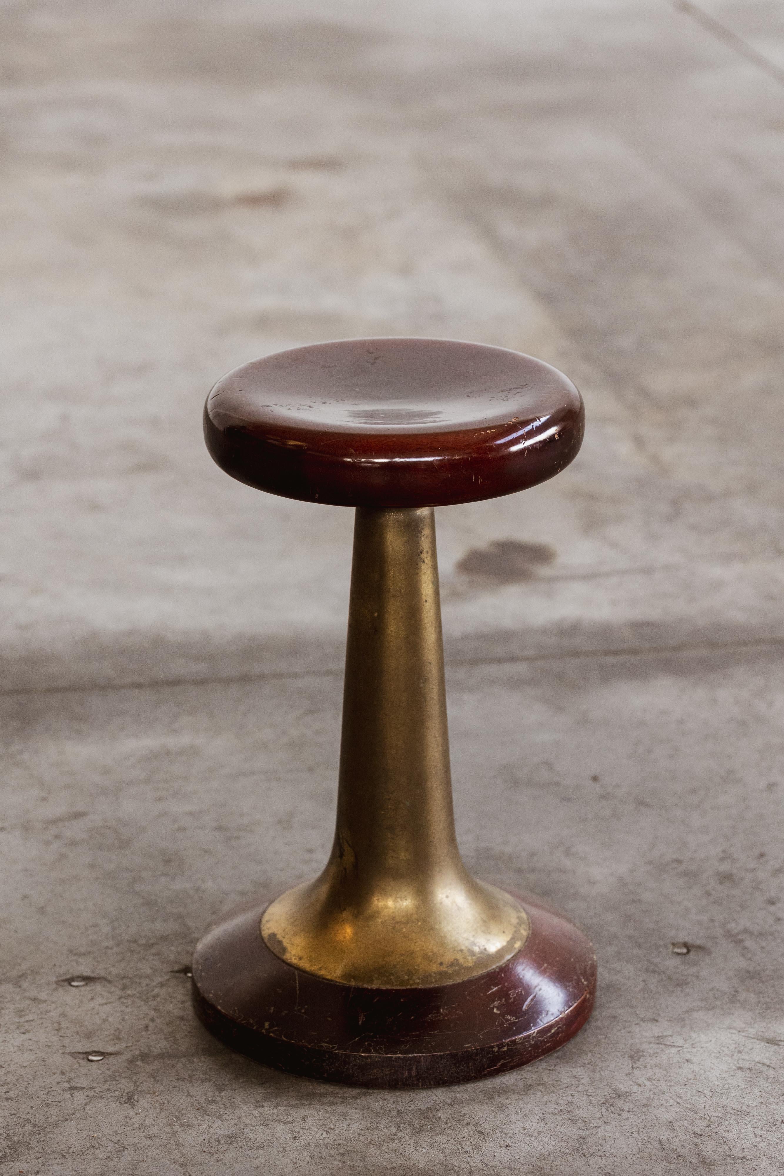 Taburetes de barco Art Decó, madera y latón, Italia, años 30

Este raro taburete Art Déco, de la década de 1930, presenta una sorprendente combinación de elegancia escultórica y funcionalidad náutica. Diseñado originalmente para su uso en barcos,