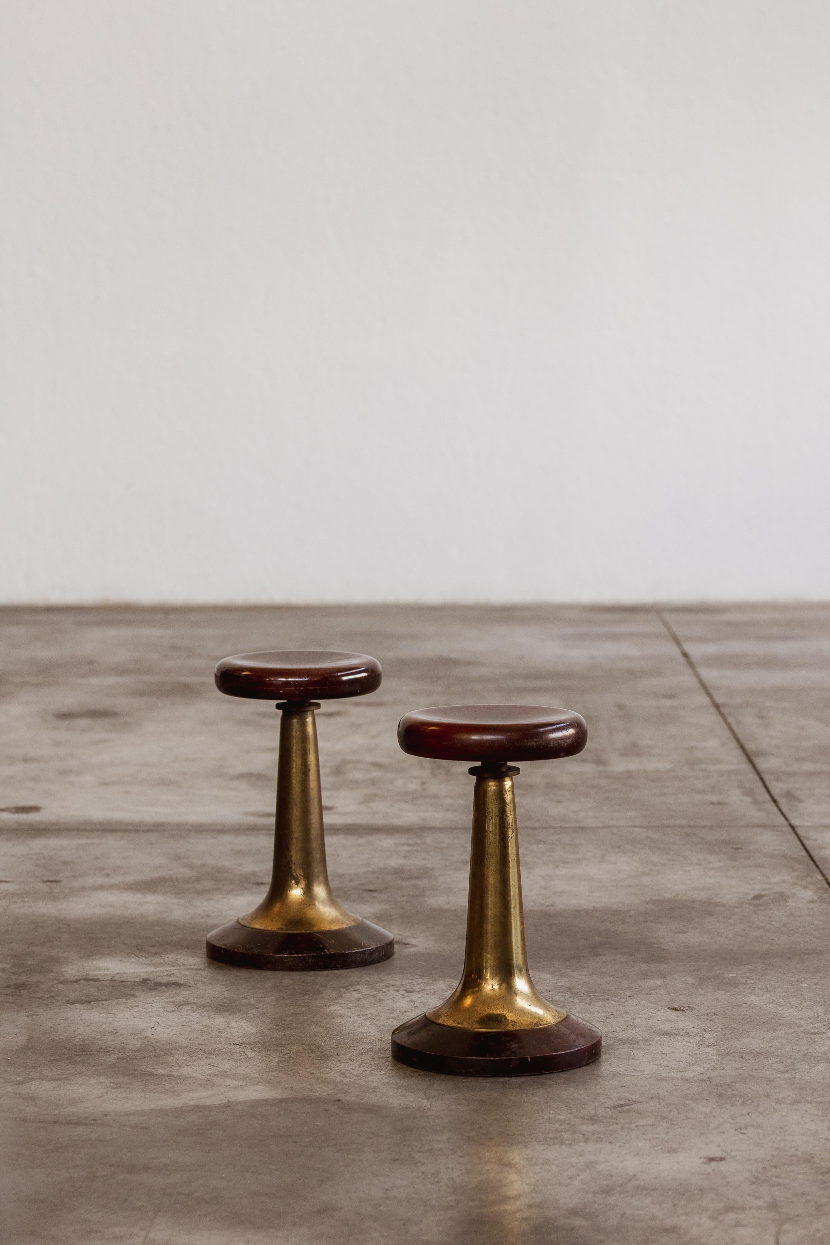 Taburetes Art Decó Barco, madera y latón, Italia, años 30, lote de 2

Estos raros taburetes Art Déco, de la década de 1930, presentan una sorprendente combinación de elegancia escultórica y funcionalidad náutica. Diseñadas originalmente para su uso