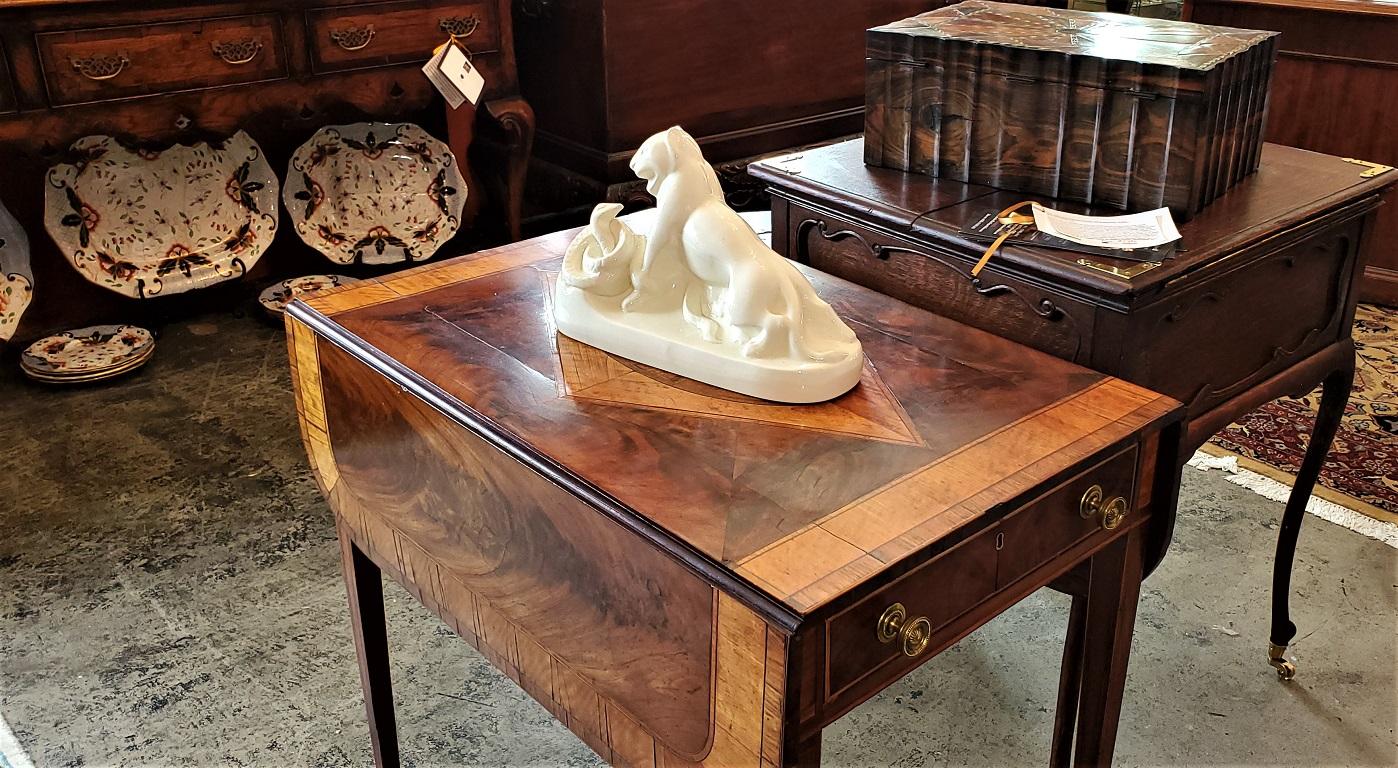 Ti presentiamo una splendida scultura in porcellana belga Art Deco boch Freres for Charles Catteau che combatte contro un serpente.

Realizzato intorno al 1925-1930 da Charles Catteau for Boch Freres Keramis, famoso produttore di ceramica