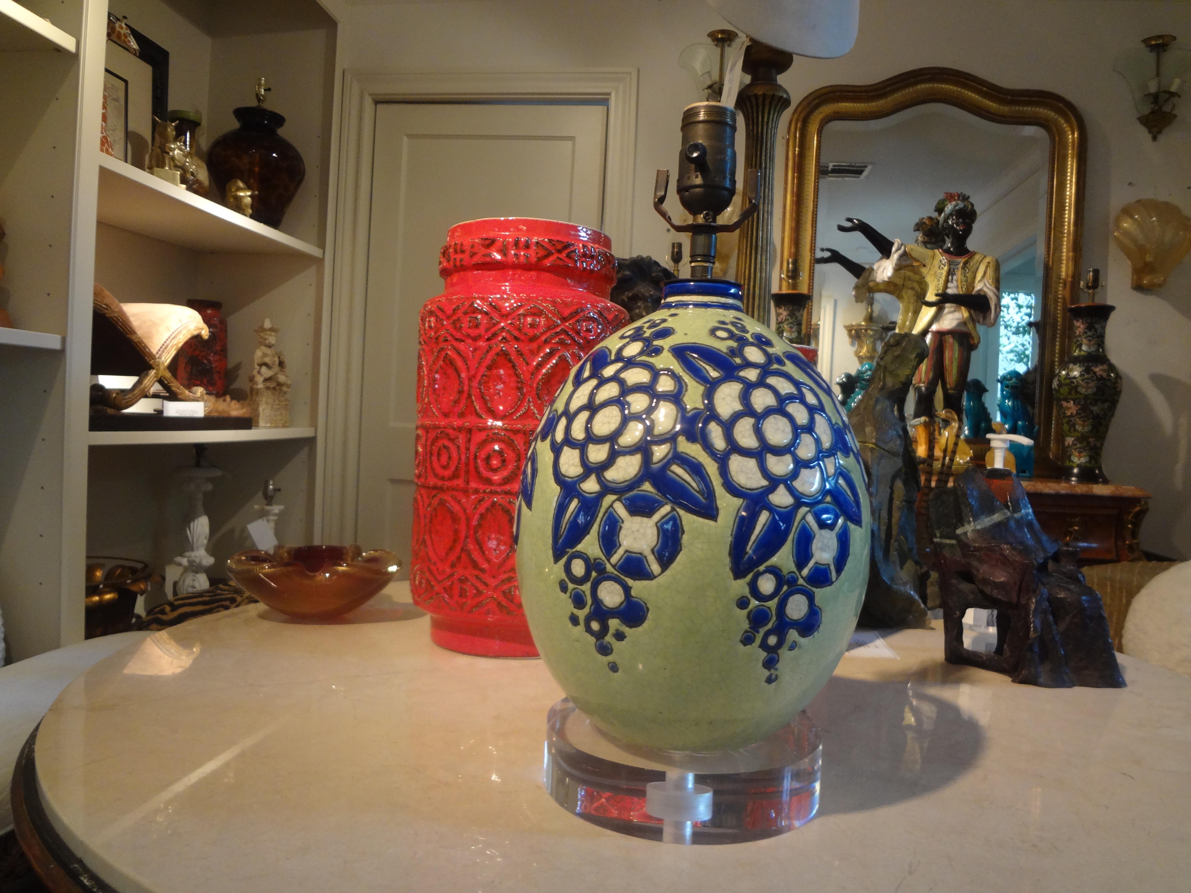 Superbe lampe Art Déco belge en céramique Boch Frères Keramis attribuée à Charles Catteau, Circa. 1925.
Ce magnifique vase Art déco présente un joli motif floral dans de belles nuances de vert céladon, de bleu et de blanc sur une base en