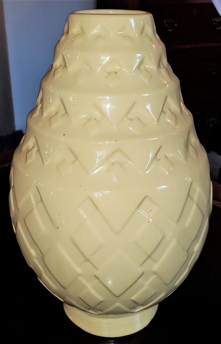 Voici un superbe vase à ananas de Boch Frères La Louviers, de style Art déco belge.

Fabriqué vers 1925-1930 par Boch Frères La Louviers.

Marquage complet sur la base .... Made in Belgium