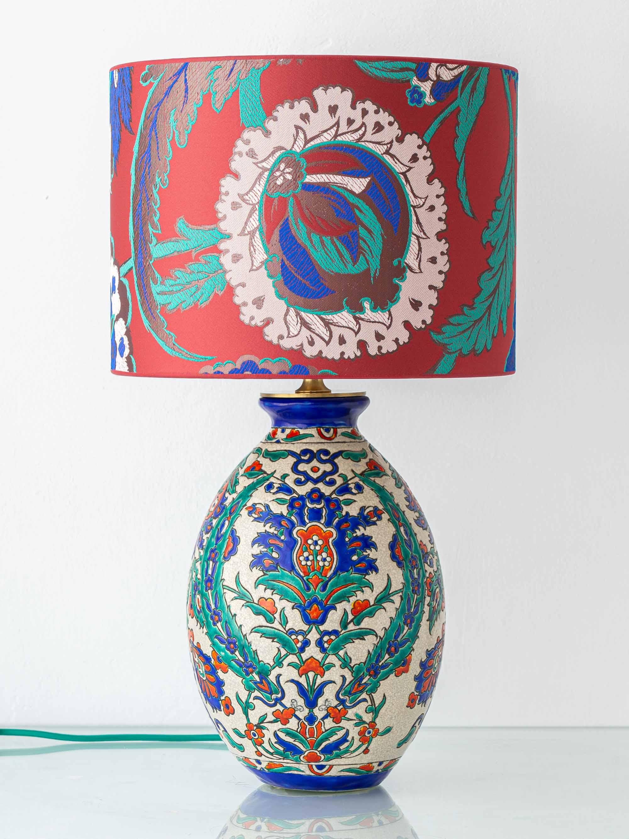 Méticuleusement fabriquée à la main par le Studio Amitābha à partir d'un vase antique en céramique cloisonnée de Boch Frères Keramis (vers 1920), cette lampe de table unique en son genre illustre l'approche du studio en matière de restauration et de