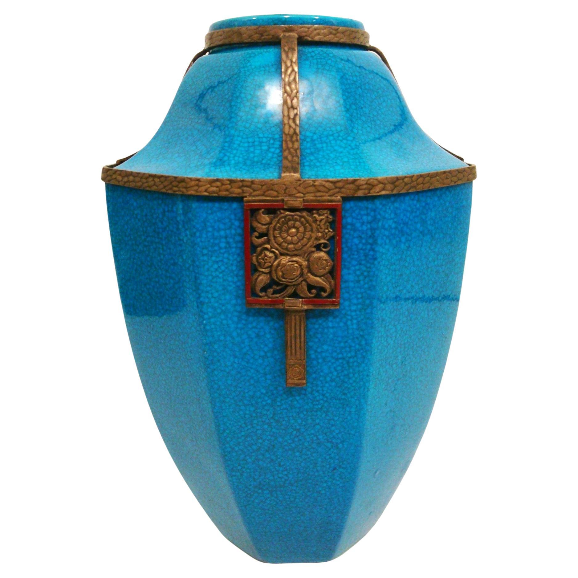 Vaso Art Deco Boch La Louviere in ottone smaltato. Belgio 1920