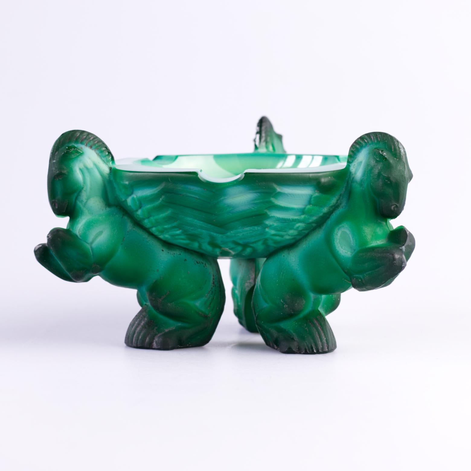 Art Deco Bohemian Curt SCHLEVOGT Aschenbecher aus Malachitglas mit Bohemian Curt, 1930er Jahre (Art déco) im Angebot