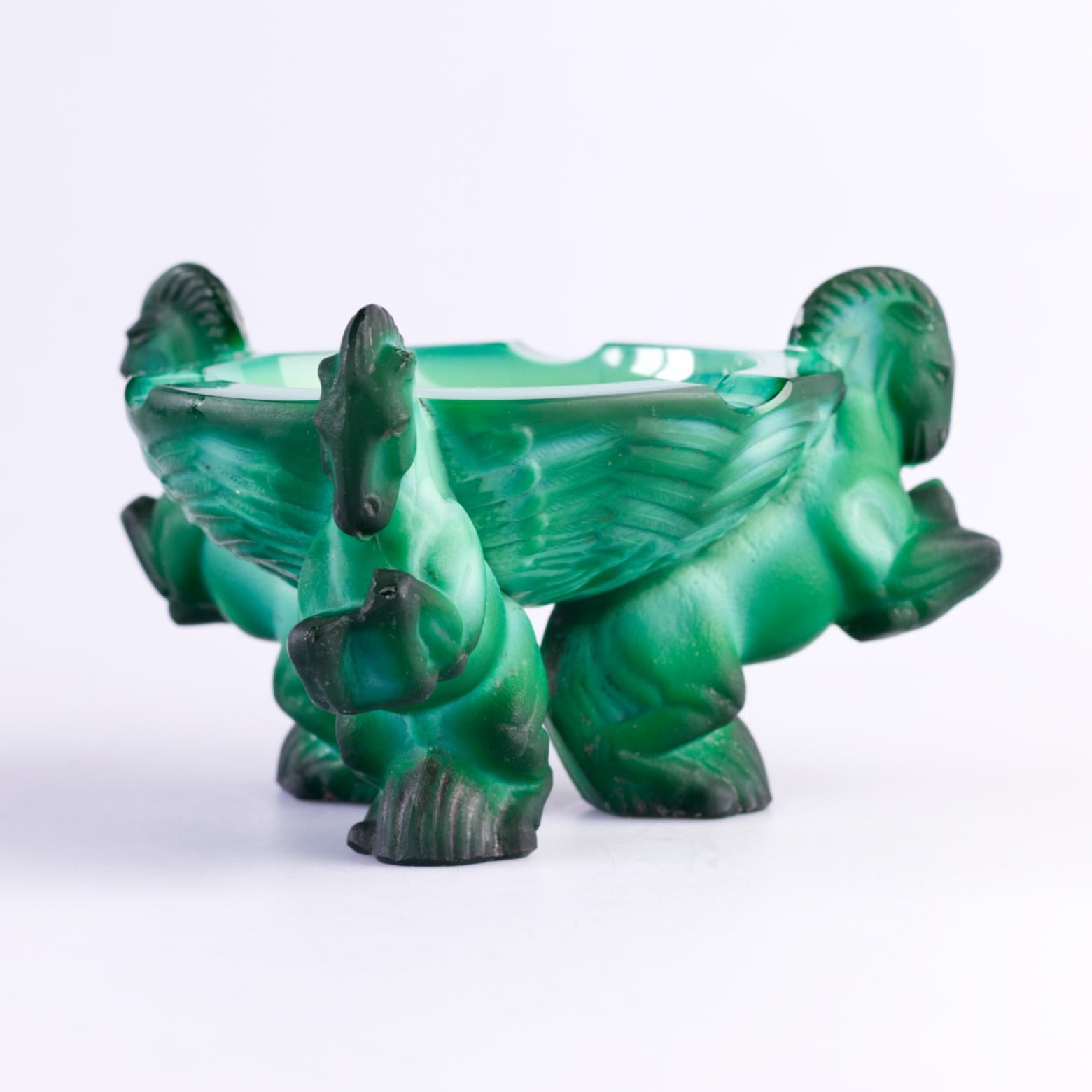 Art Deco Bohemian Curt SCHLEVOGT Aschenbecher aus Malachitglas mit Bohemian Curt, 1930er Jahre (Tschechisch) im Angebot
