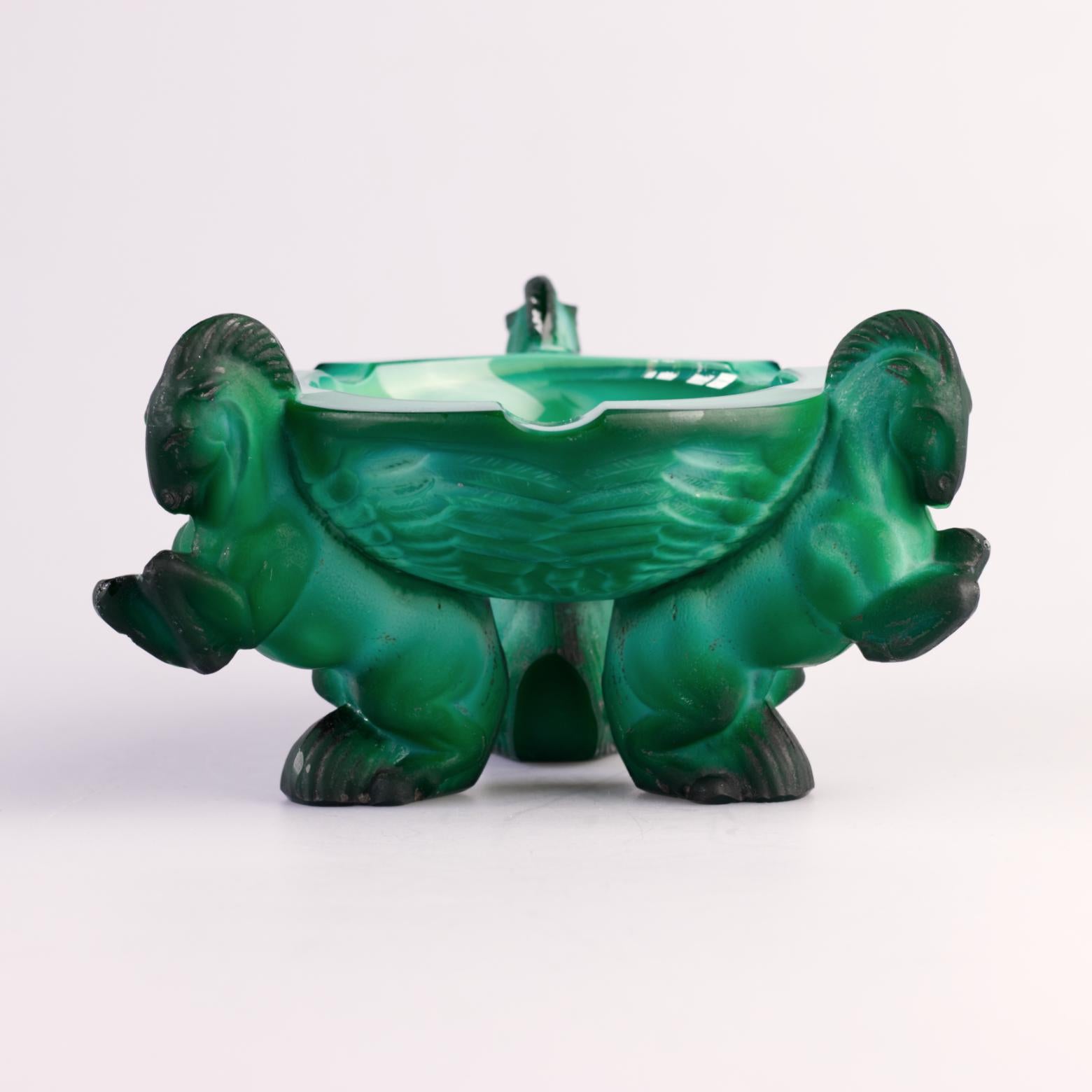 Art Deco Bohemian Curt SCHLEVOGT Aschenbecher aus Malachitglas mit Bohemian Curt, 1930er Jahre im Zustand „Gut“ im Angebot in Lucenec, SK
