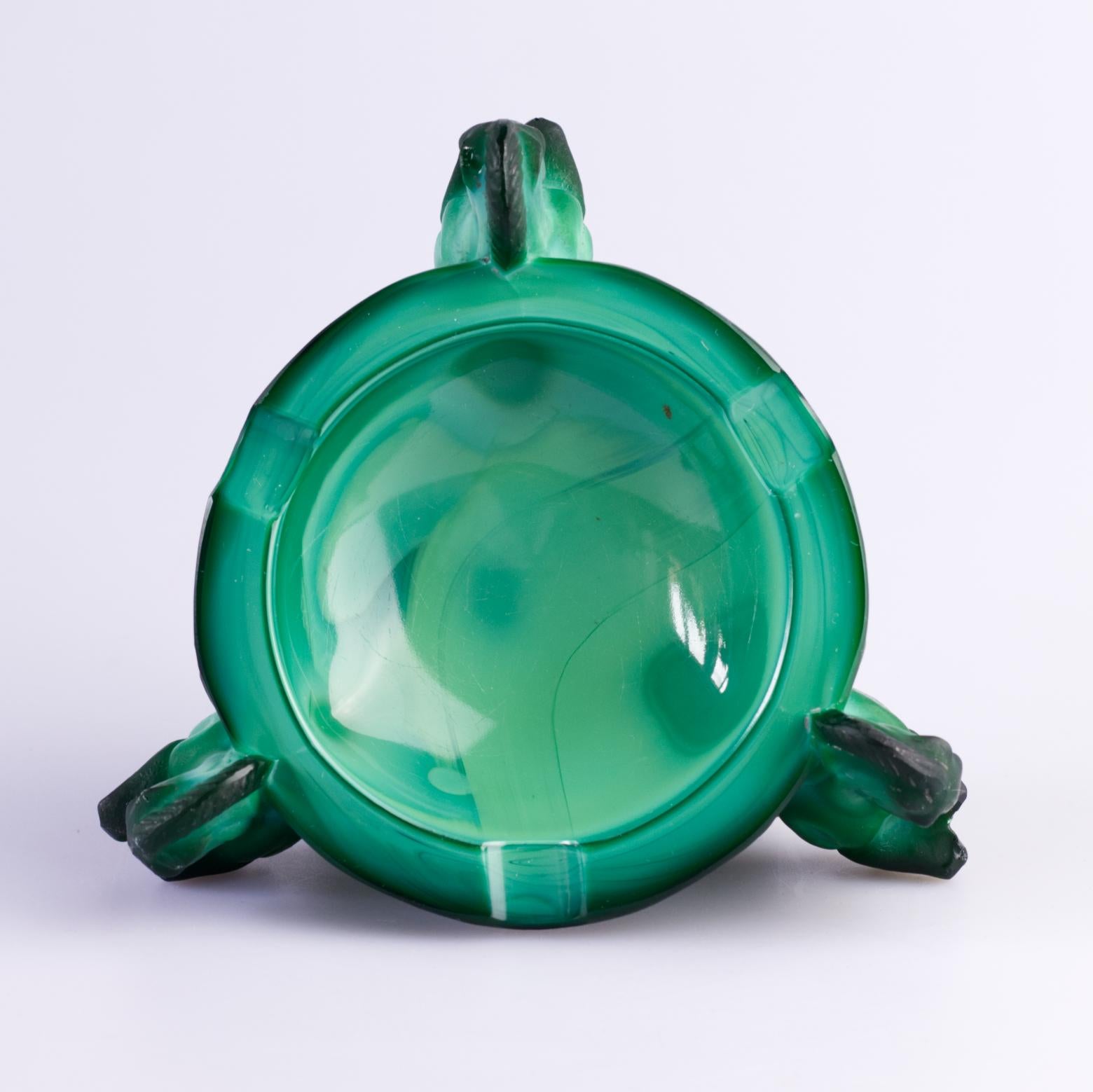 Art Deco Bohemian Curt SCHLEVOGT Aschenbecher aus Malachitglas mit Bohemian Curt, 1930er Jahre im Angebot 1