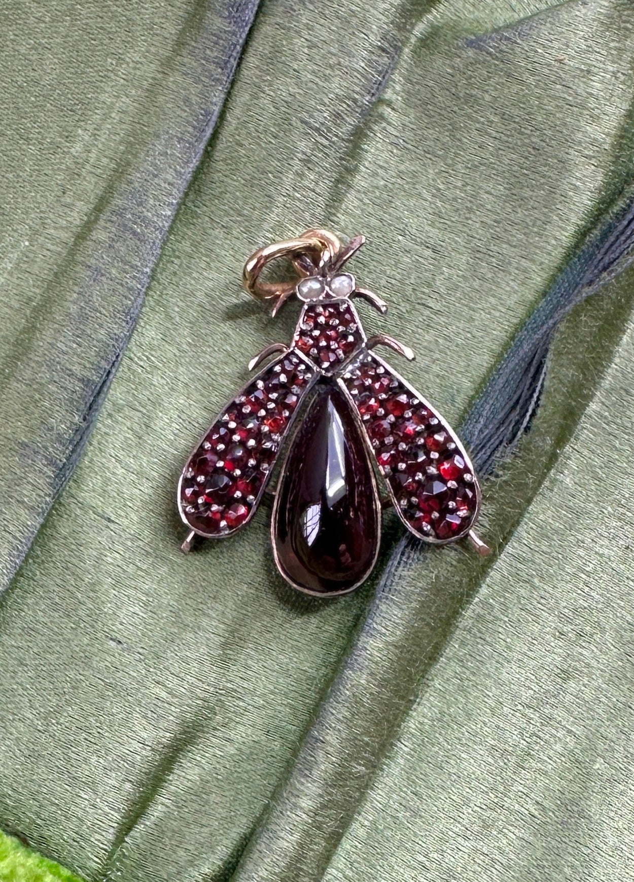 Este es un absolutamente maravilloso y raro antiguo Art Deco a Victoriano Escarabajo Insecto Mosca Collar Colgante conjunto con magníficas gemas de Bohemia Granate y Perla en Oro.  El impresionante insecto mosca abeja escarabajo tridimensional está