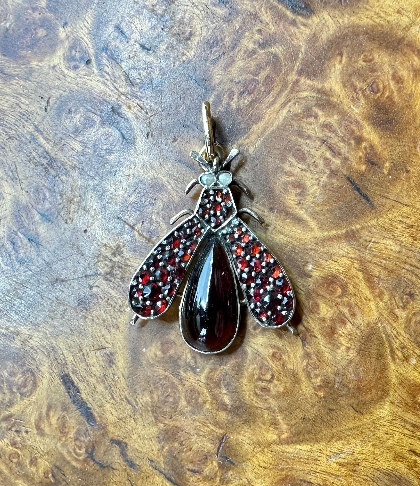 Art Deco Bohemia Granate Abeja Escarabajo Insecto Mosca Colgante Collar Perla Oro Art Decó en venta