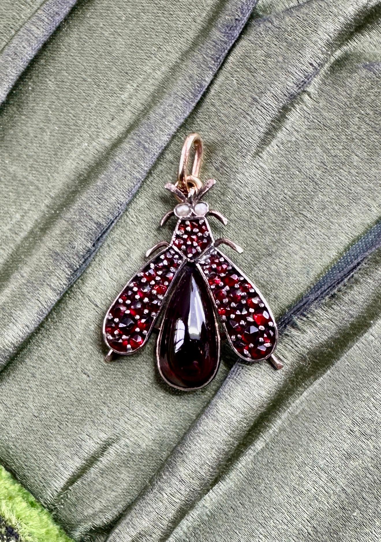 Art Deco Bohemia Granate Abeja Escarabajo Insecto Mosca Colgante Collar Perla Oro Cabujón en venta