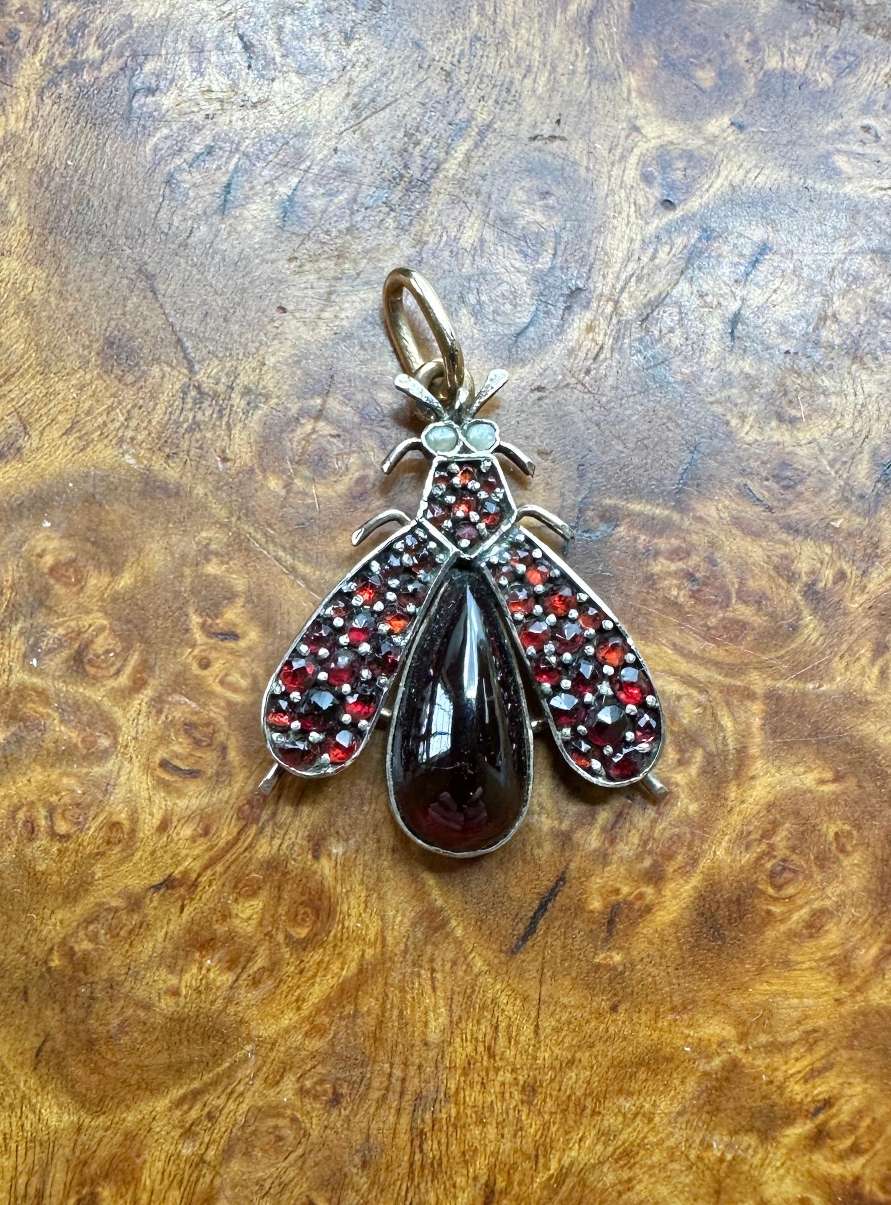 Art Deco Bohemia Granate Abeja Escarabajo Insecto Mosca Colgante Collar Perla Oro en Excelente estado para la venta en New York, NY