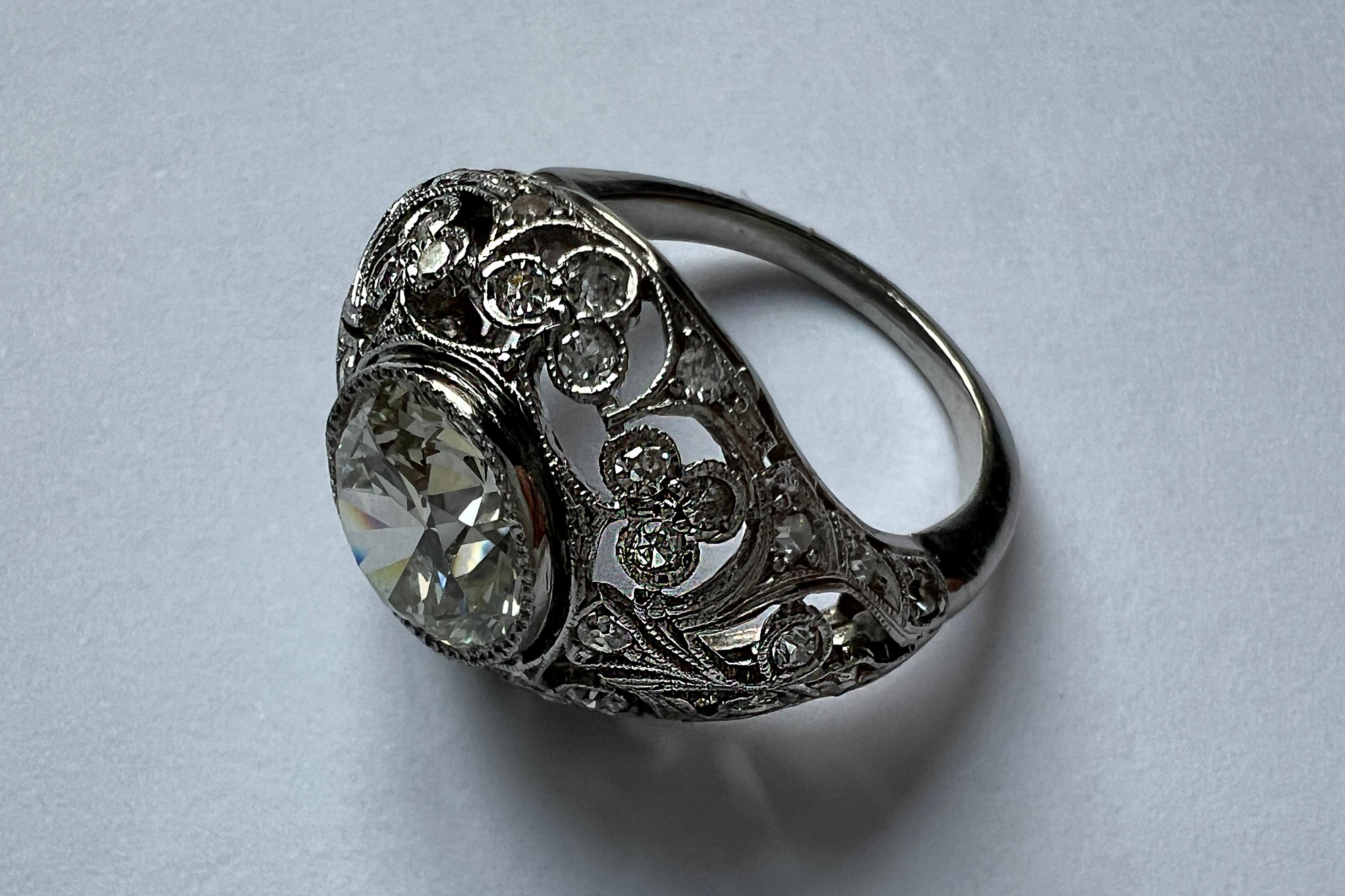 Art Deco Bombe' Platinum cocktail ring with diamonds for 2.70 ct. For Sale 1