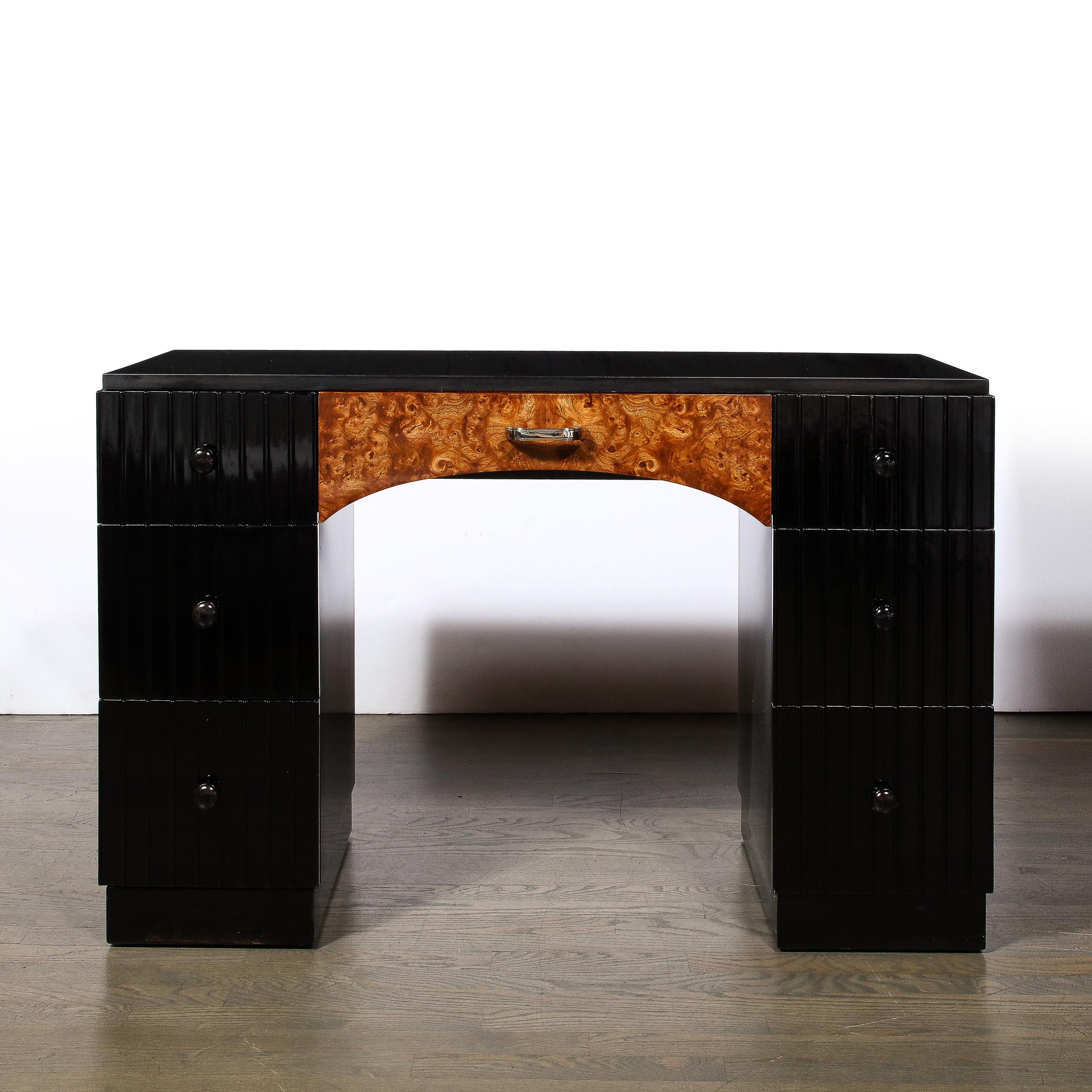 Ce meuble-lavabo / bureau Art déco, originaire des Etats-Unis vers 1935, est un brillant exemple du style Art déco et des techniques de fabrication. Fabriquée entièrement en noyer et finie en laque noire, la qualité des matériaux et de la