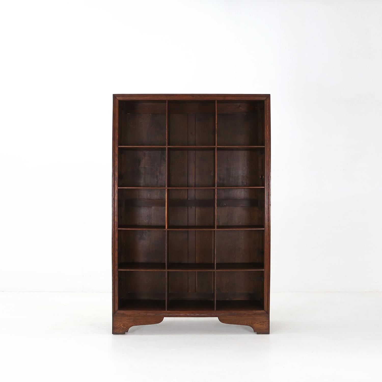 Art Deco shelve or bookcase made around 1930.
Great for storage books or decorative objects.