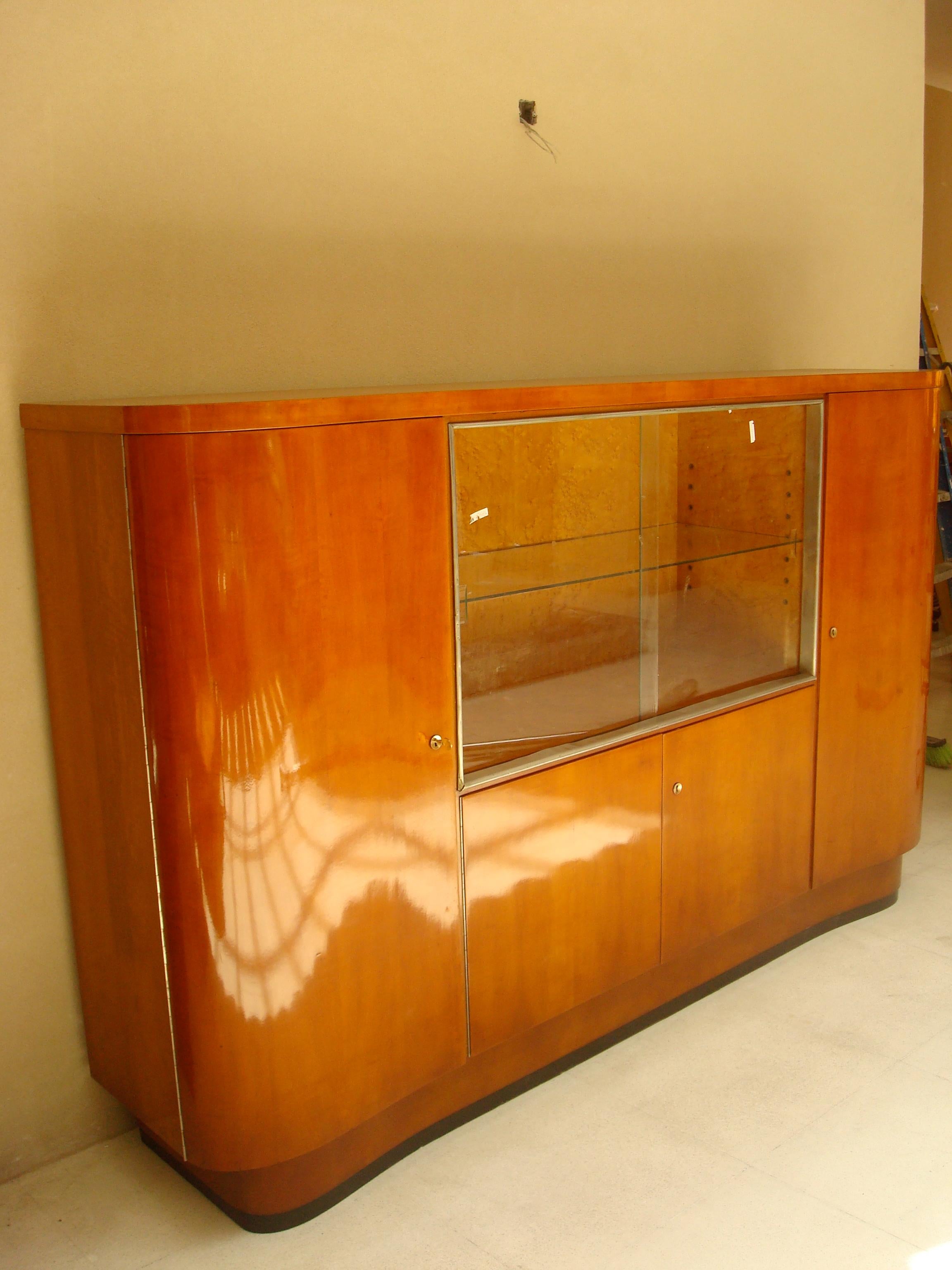 Bookcase Art Deco

Year: 1930
Country: Germany
Wood and glass
Finish: polyurethanic lacquer
It is an elegant and sophisticated bookcase.
You want to live in the golden years, this is the bookcase that your project needs.
We have specialized in the