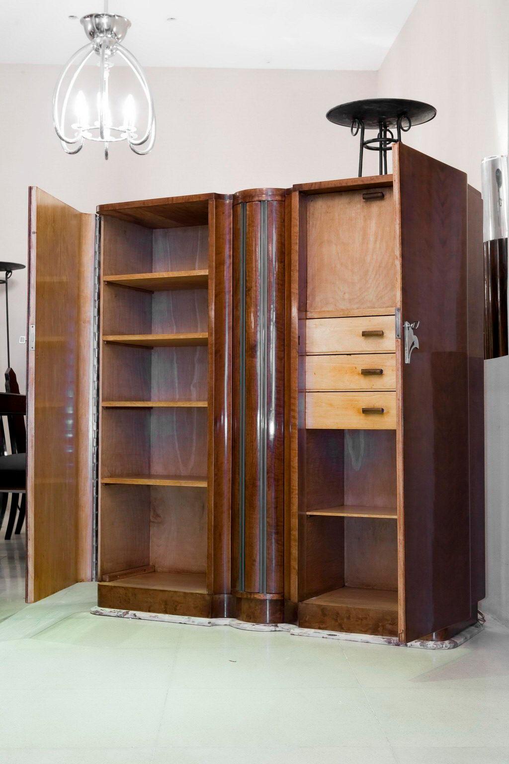 Bookcase with bar

Year: 1930
Country: French
It is an elegant and sophisticated bookcase.
You want to live in the golden years, this is the bookcase that your project needs.
We have specialized in the sale of Art Deco and Art Nouveau styles since