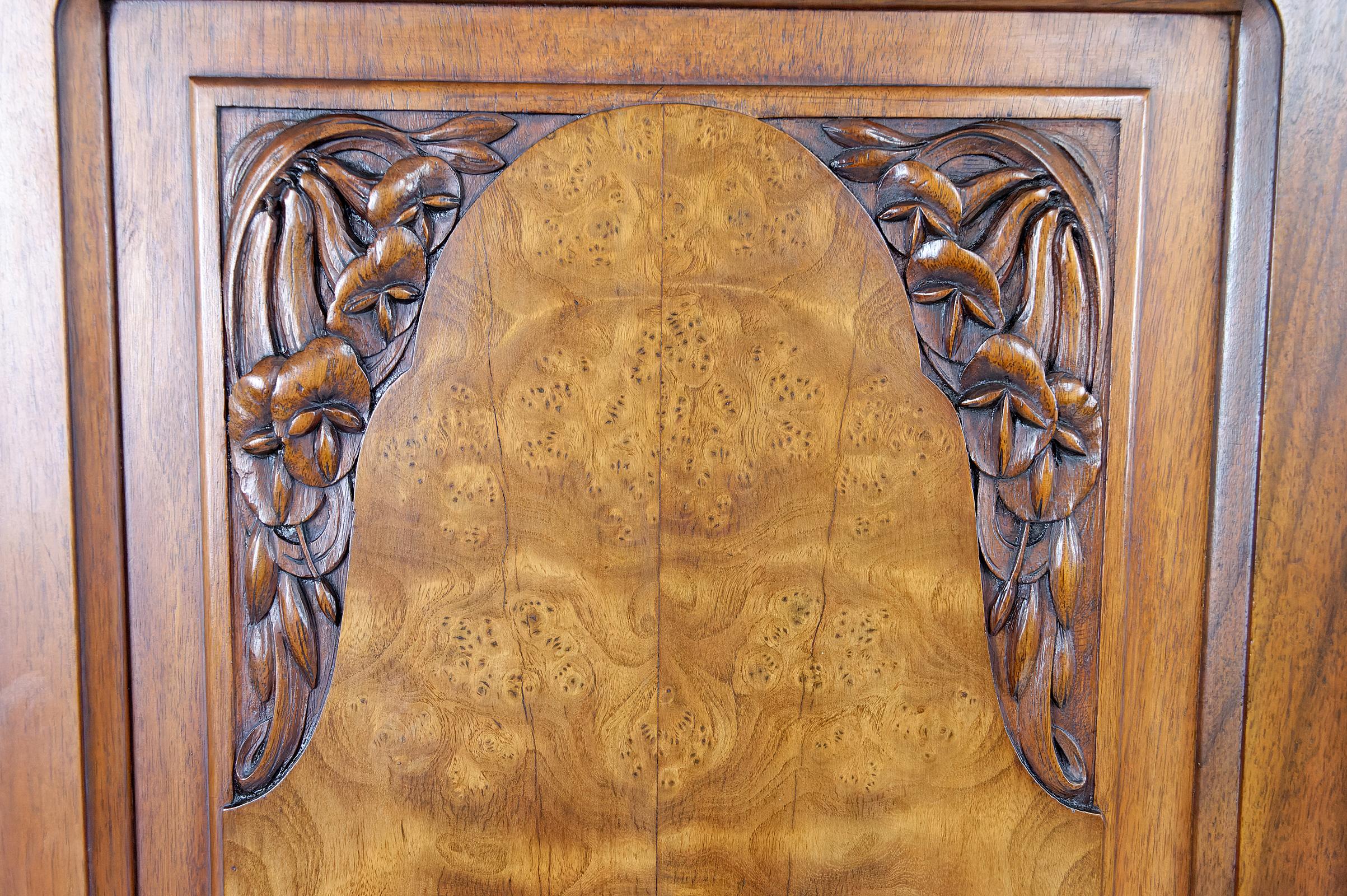 Art Deco bookcase / cabinet / display case in carved walnut, France, circa 1925 For Sale 4