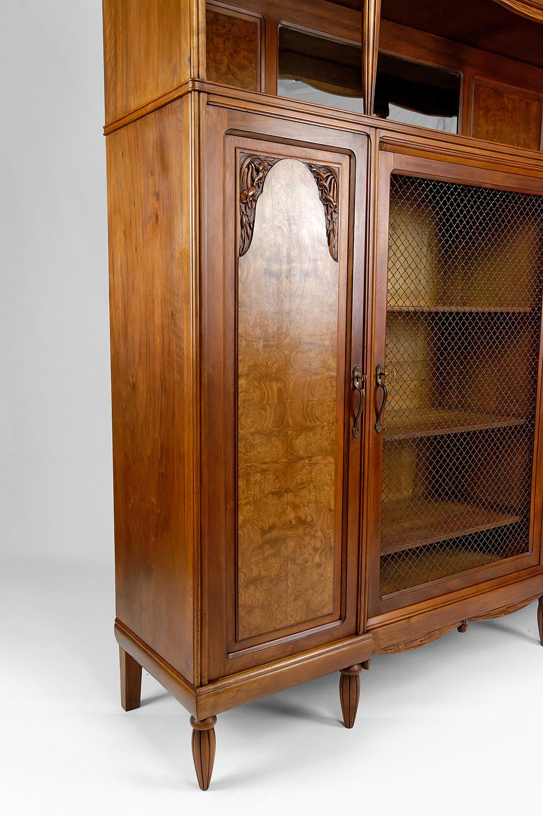 Art Deco bookcase / cabinet / display case in carved walnut, France, circa 1925 For Sale 10
