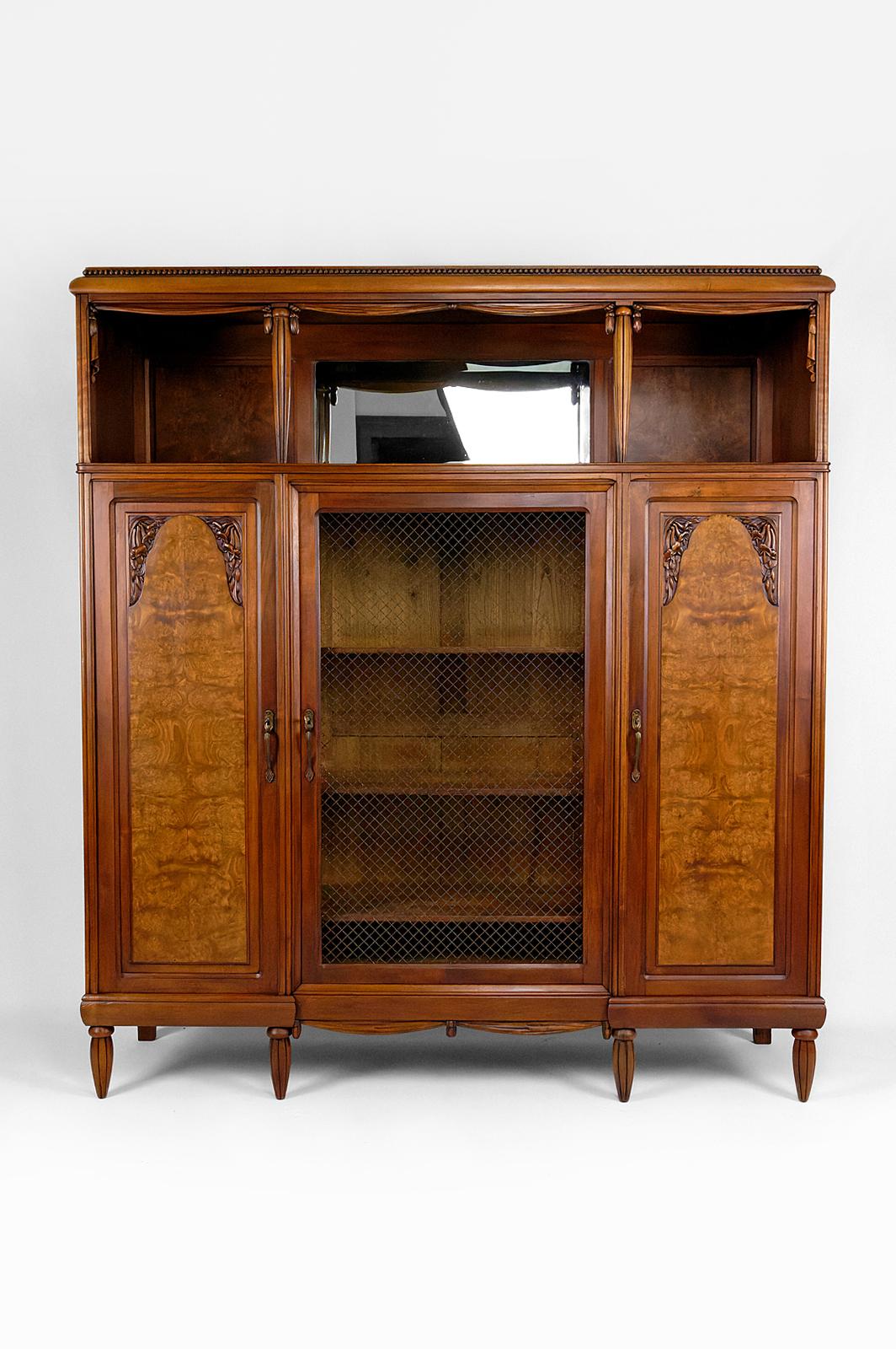 Art Deco, France, circa 1920-1925
In the style of the productions of Paul Follot, Maurice Dufrène.

In walnut and burl.
Beautiful fluted feet.
Pretty wood carvings: row of beads, drapes, flowers carved on the doors.

Consisting of a niche in the